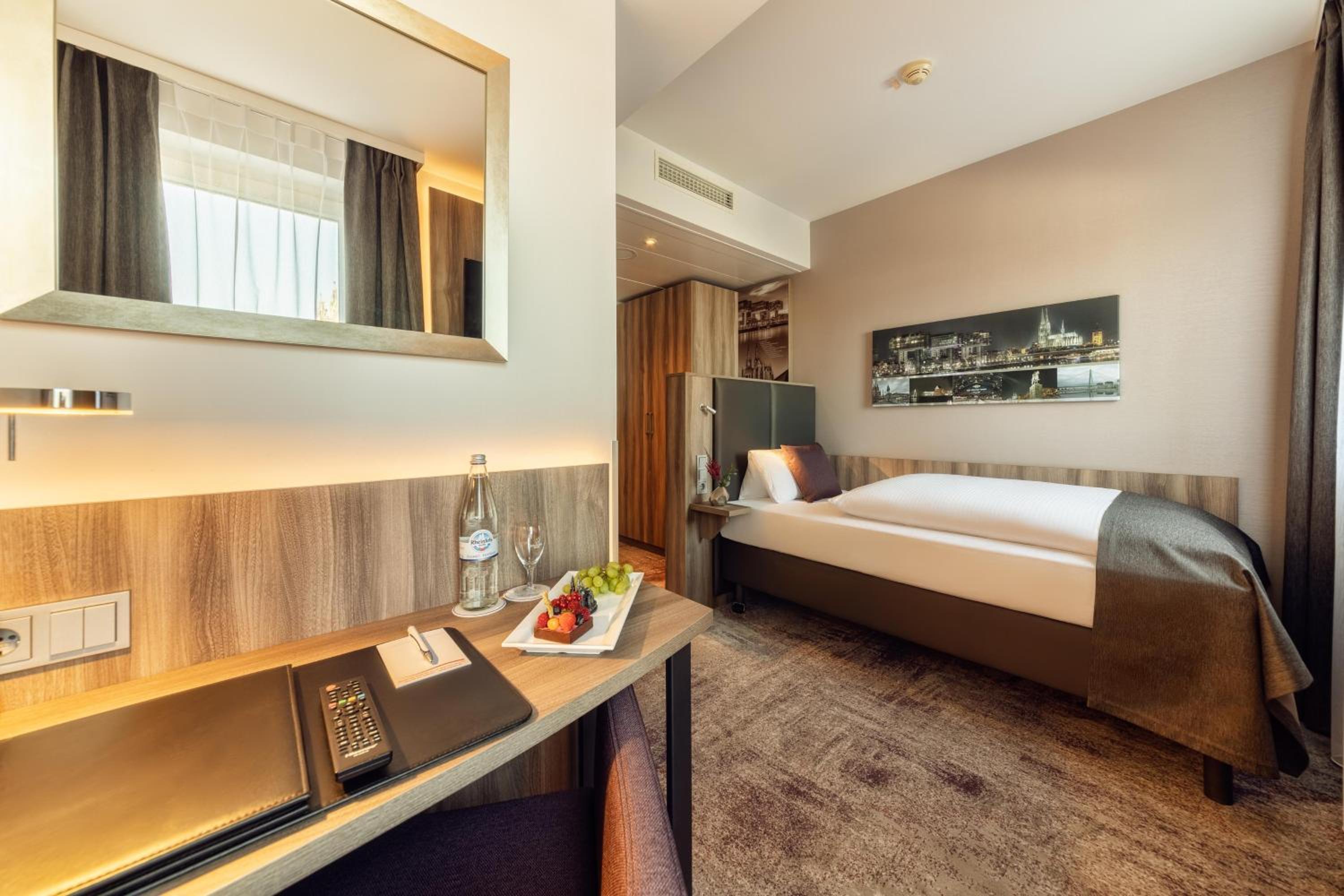 Superior Single Room with Cathedral view thumbnail 5