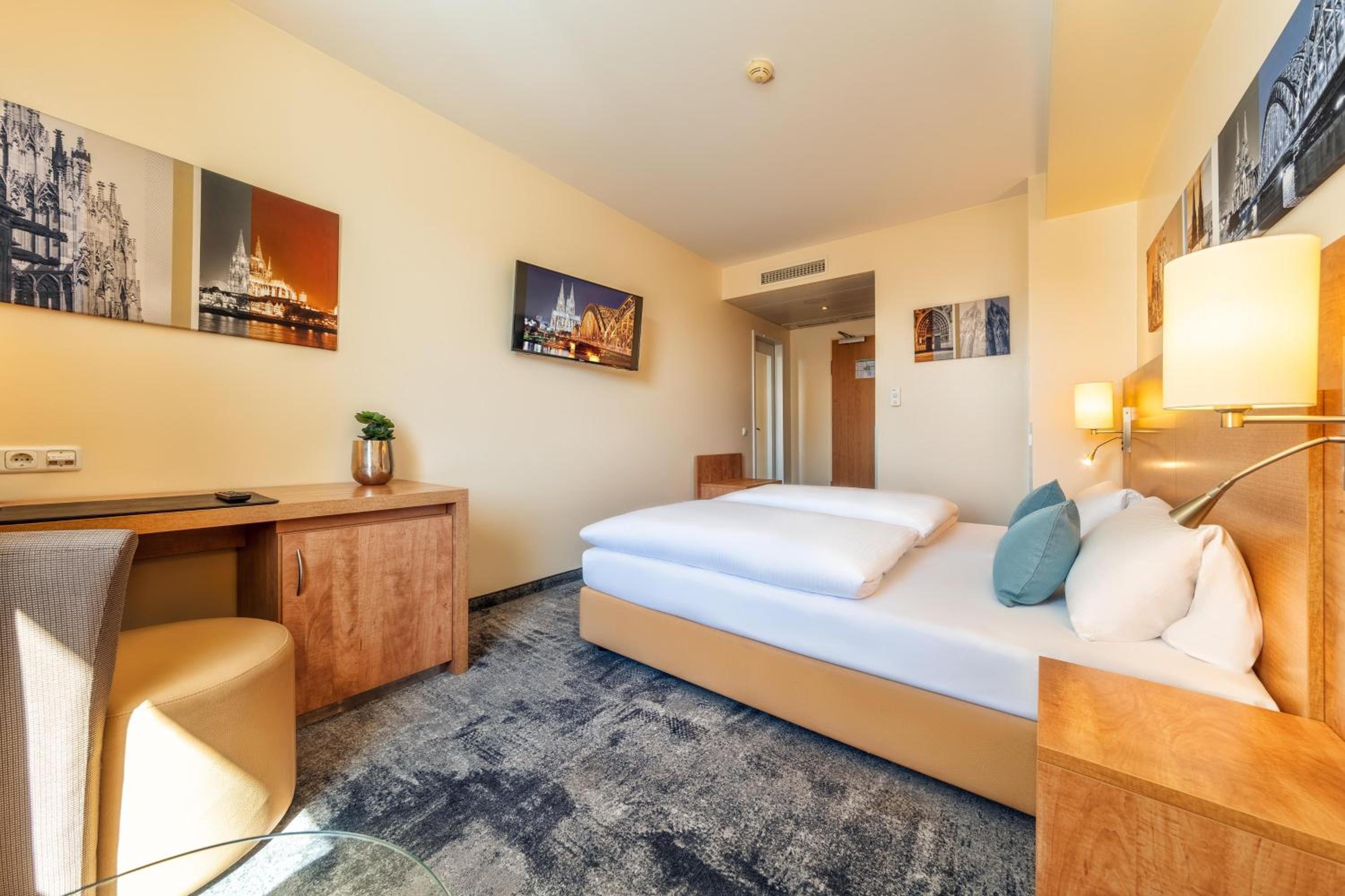 Comfort Double Room thumbnail 6