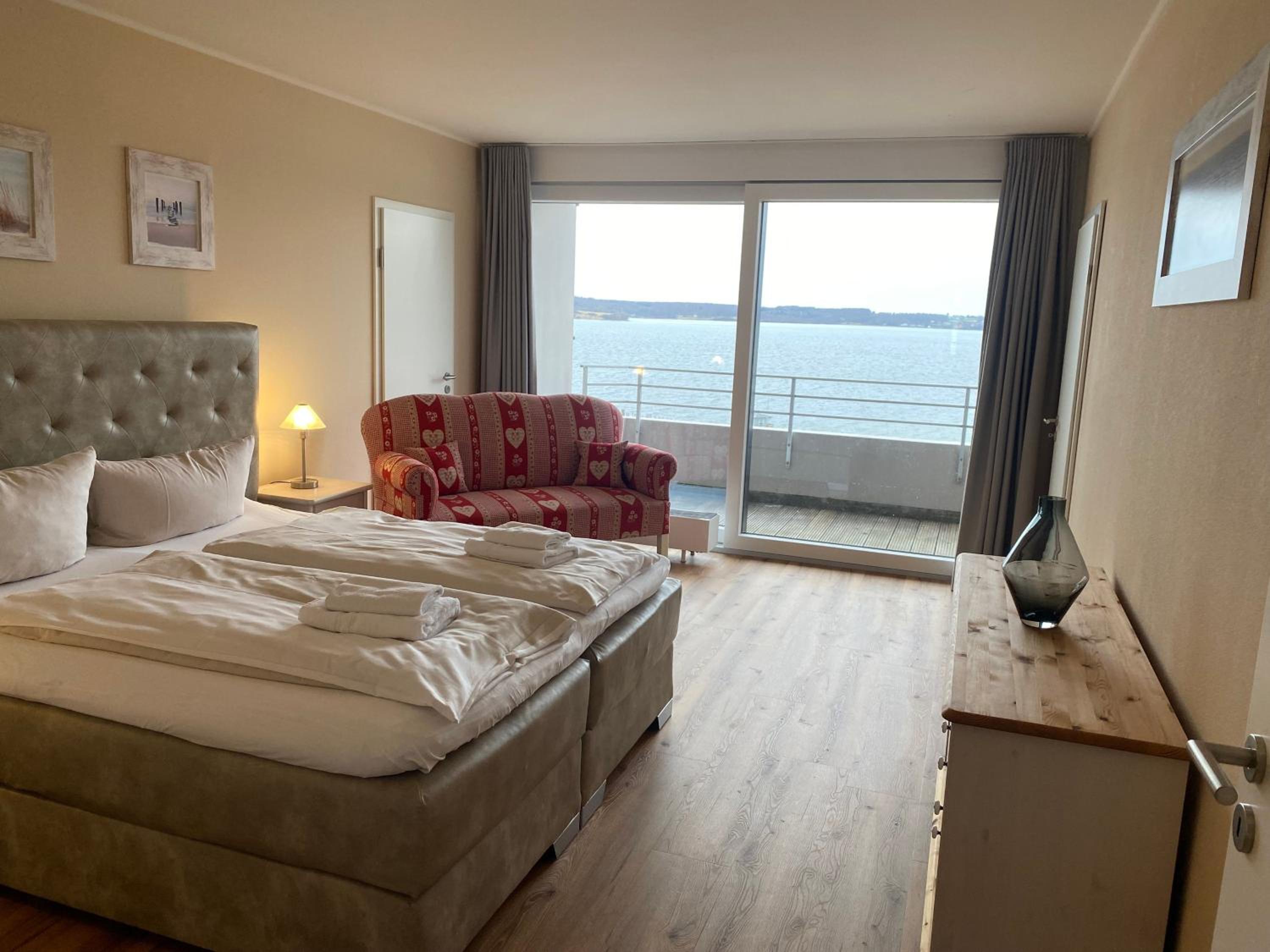 One-Bedroom Apartment with Lake View photo 1