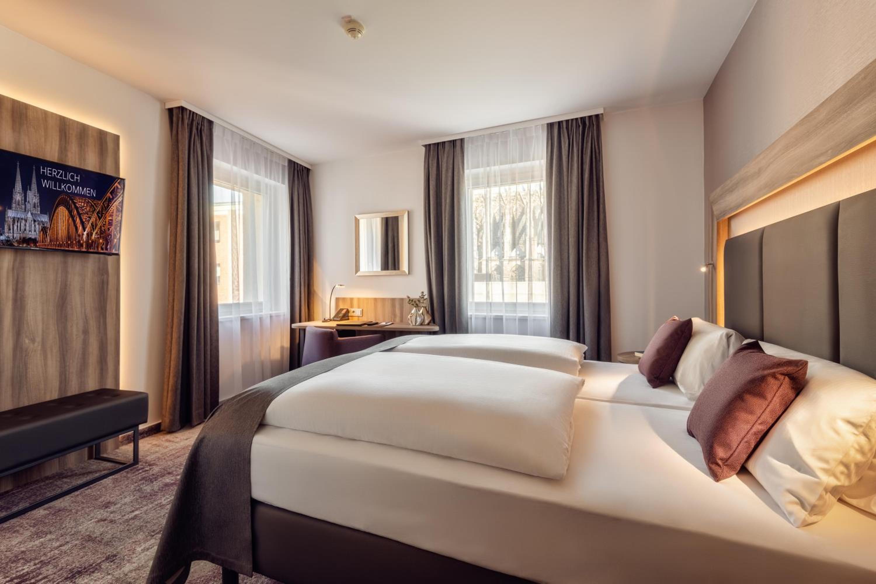 Superior Double Room with Cathedral View thumbnail 5