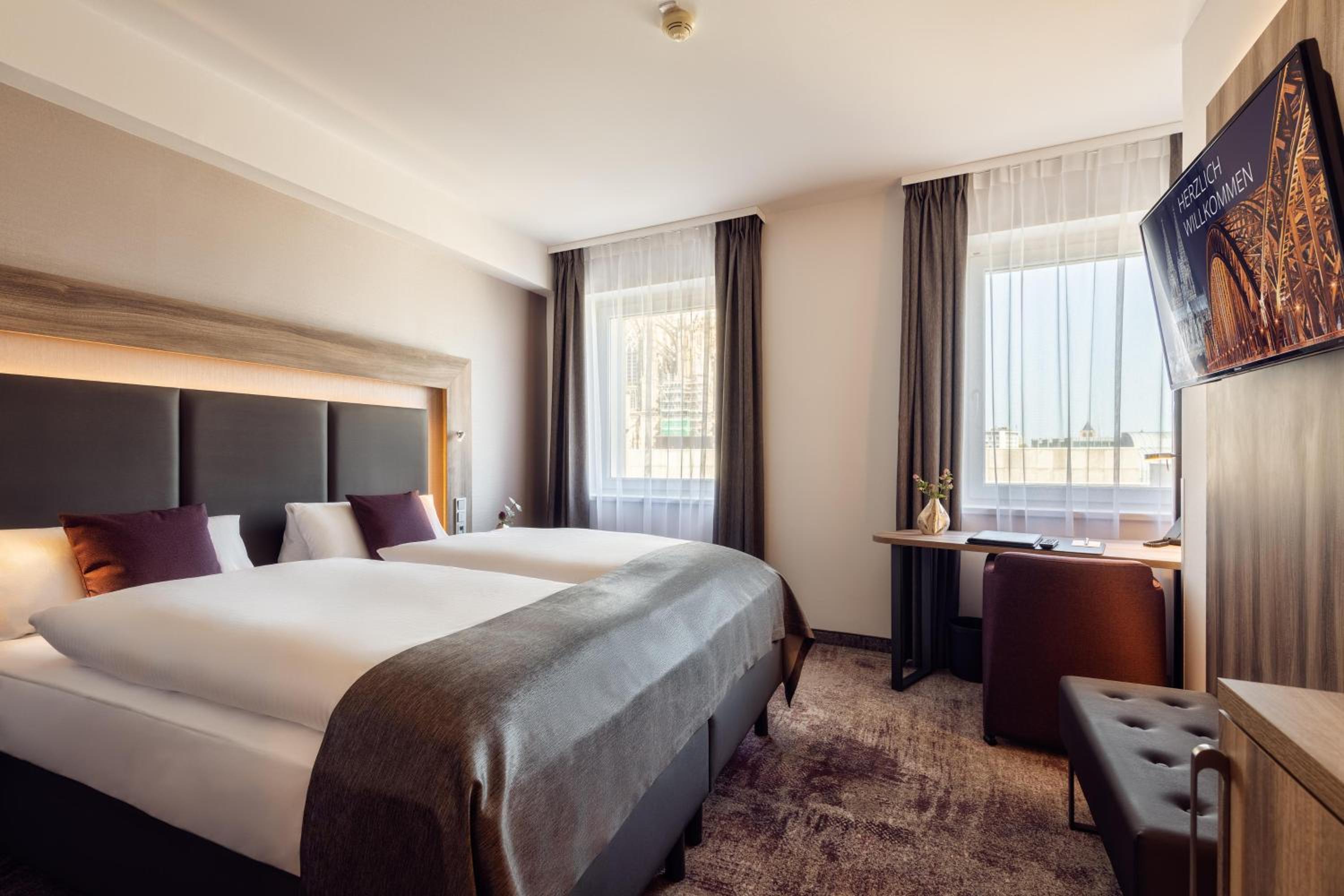 Superior Double Room with Cathedral View thumbnail 5