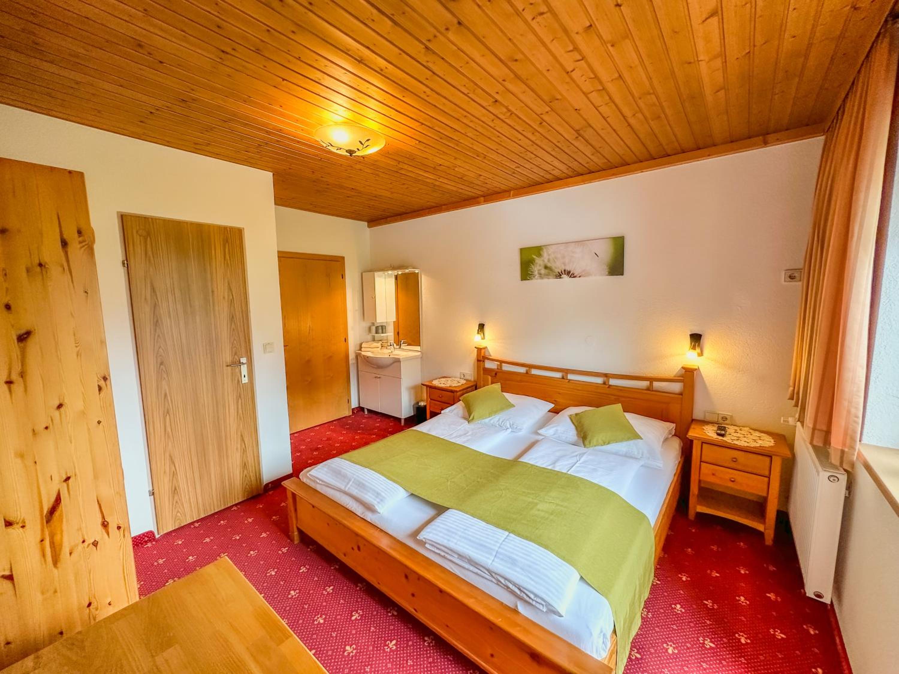 Budget Double Room photo 3