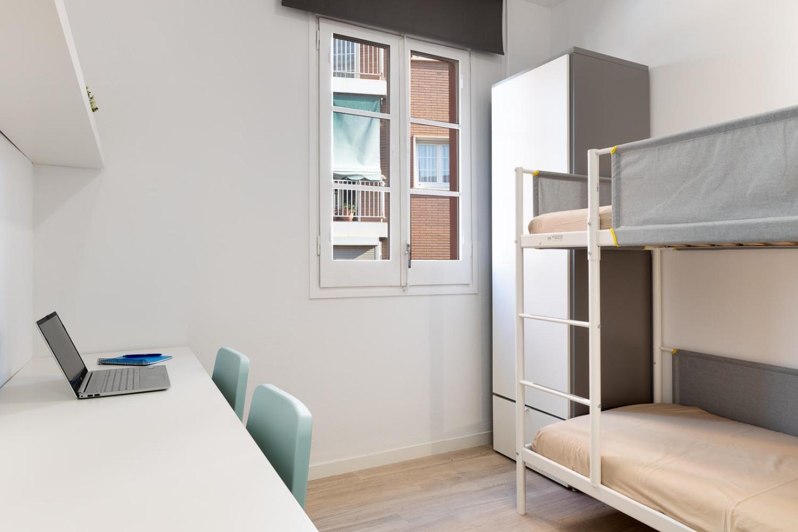 Cama en Habitación Compartida Femenina con Litera