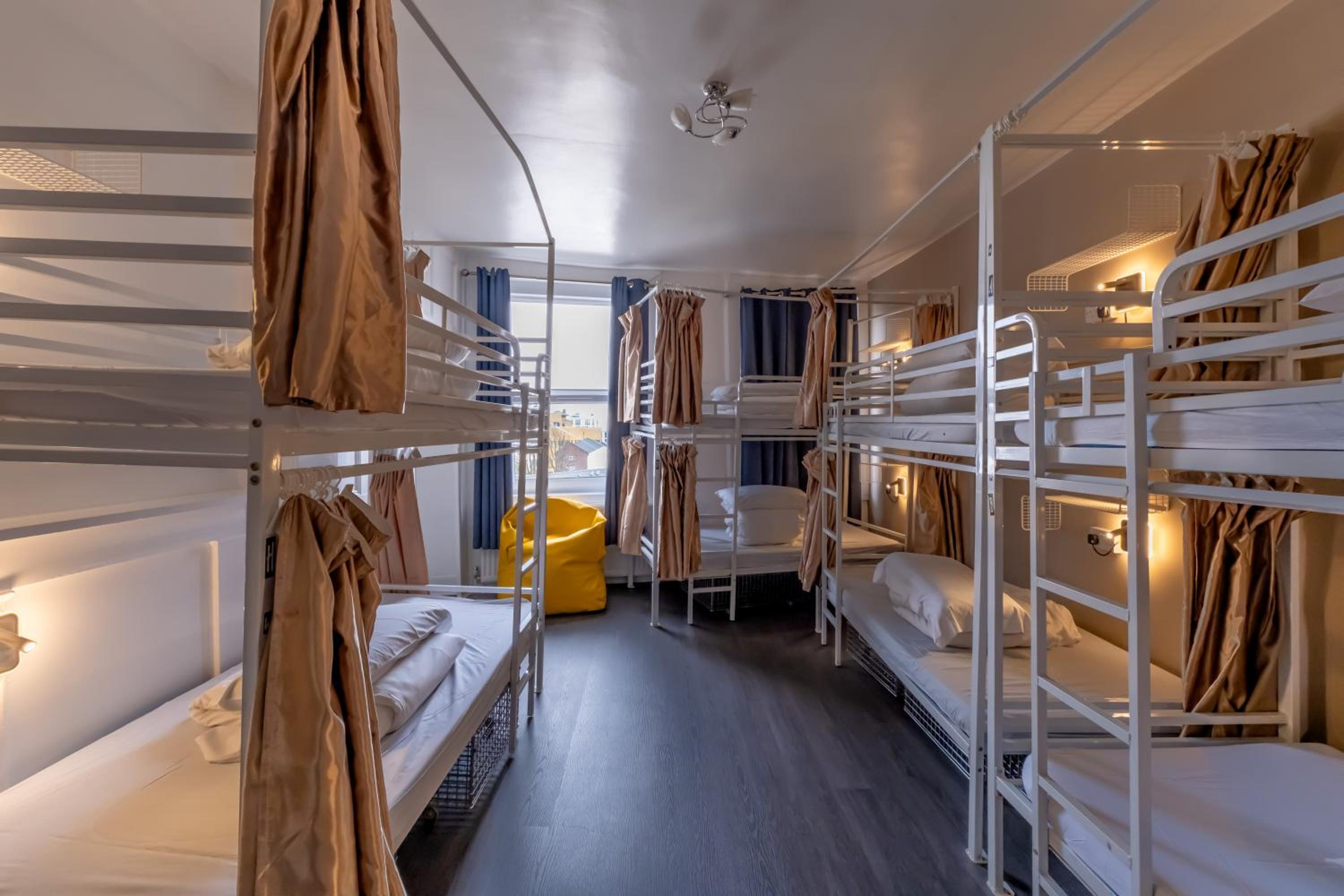 8-Bed Mixed Dormitory Room photo 2