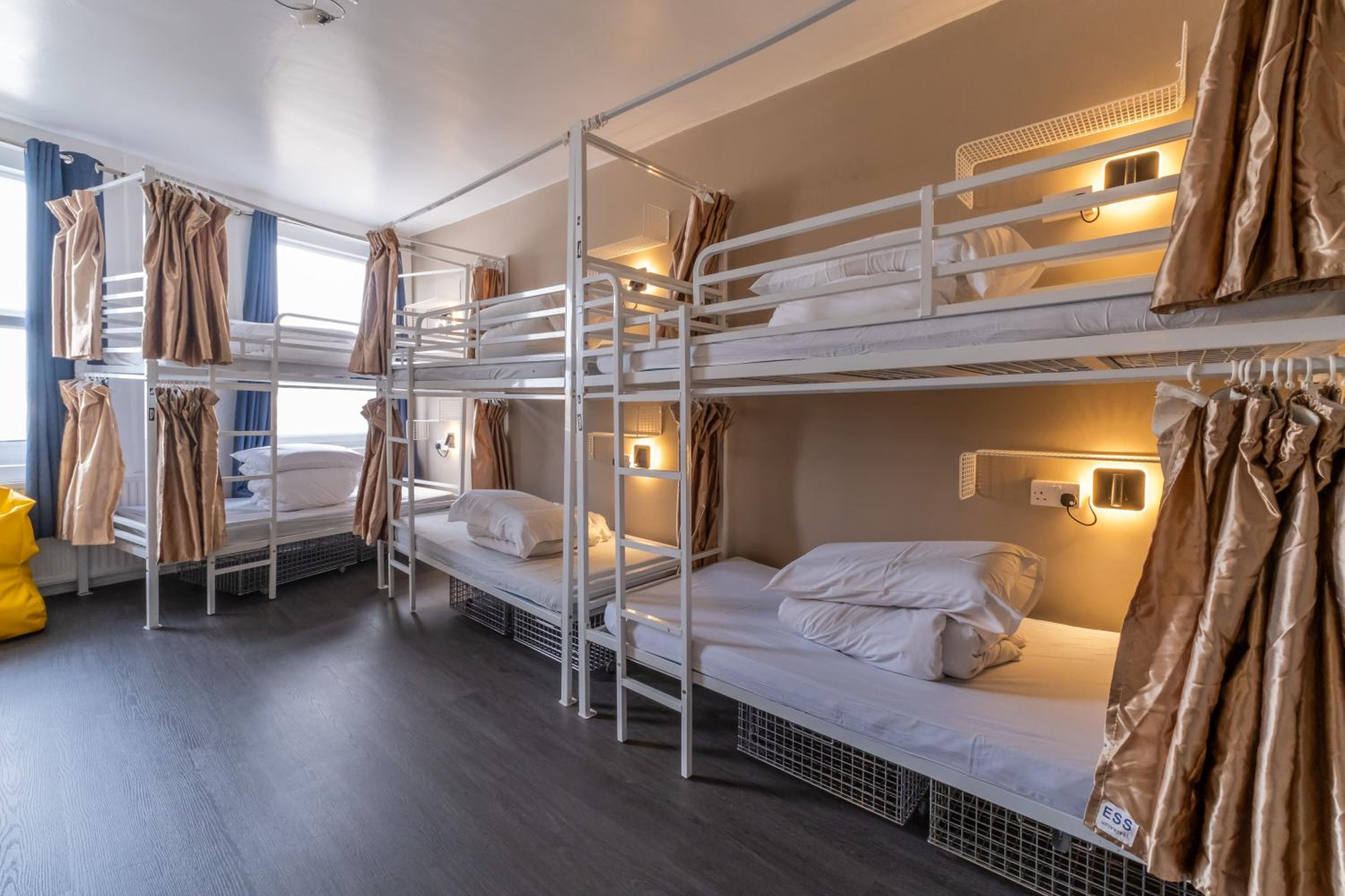8-Bed Mixed Dormitory Room photo 3