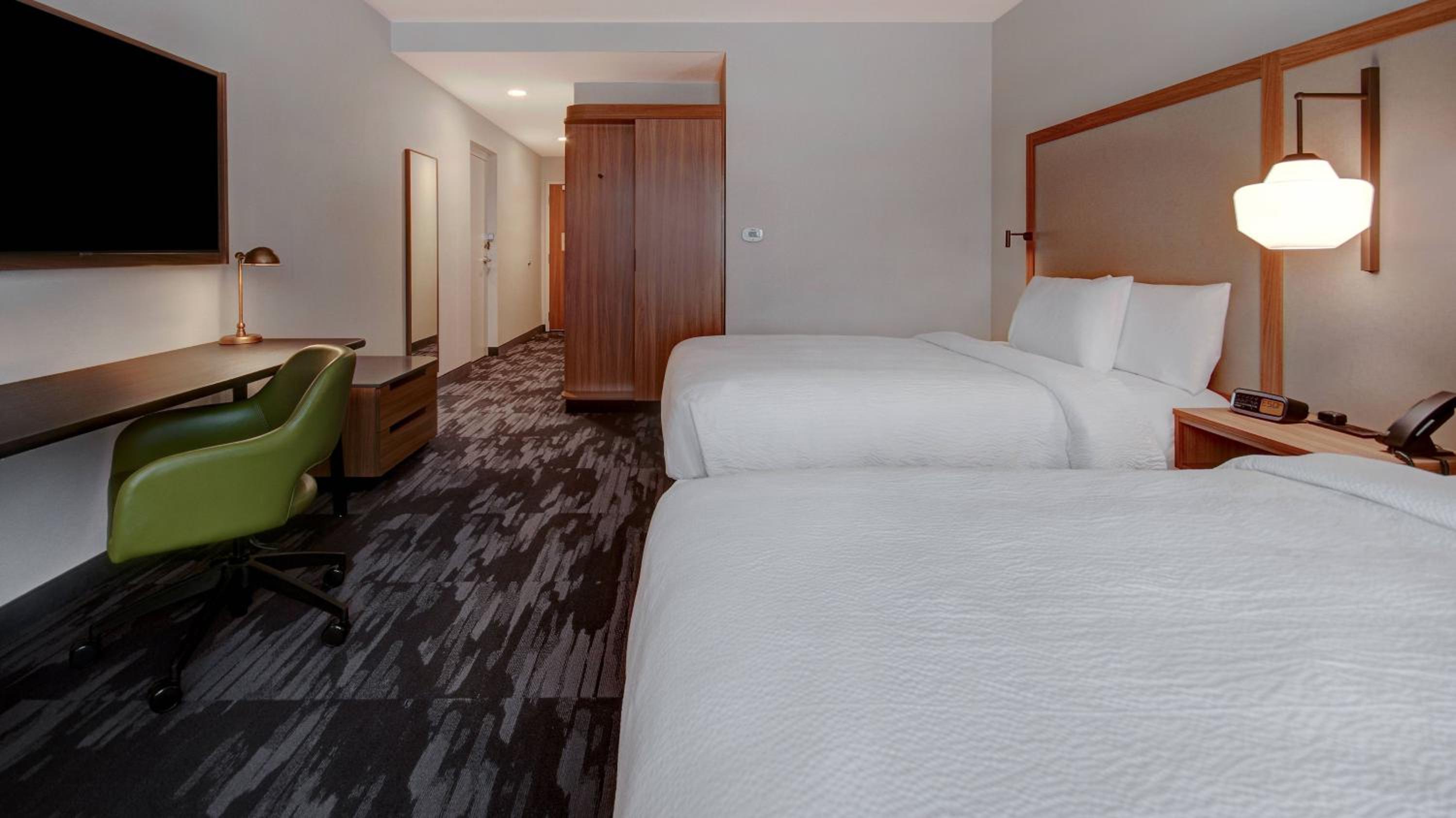 Queen Room with Two Queen Beds and Adapted Tub - Mobility Accessible - Photo 3