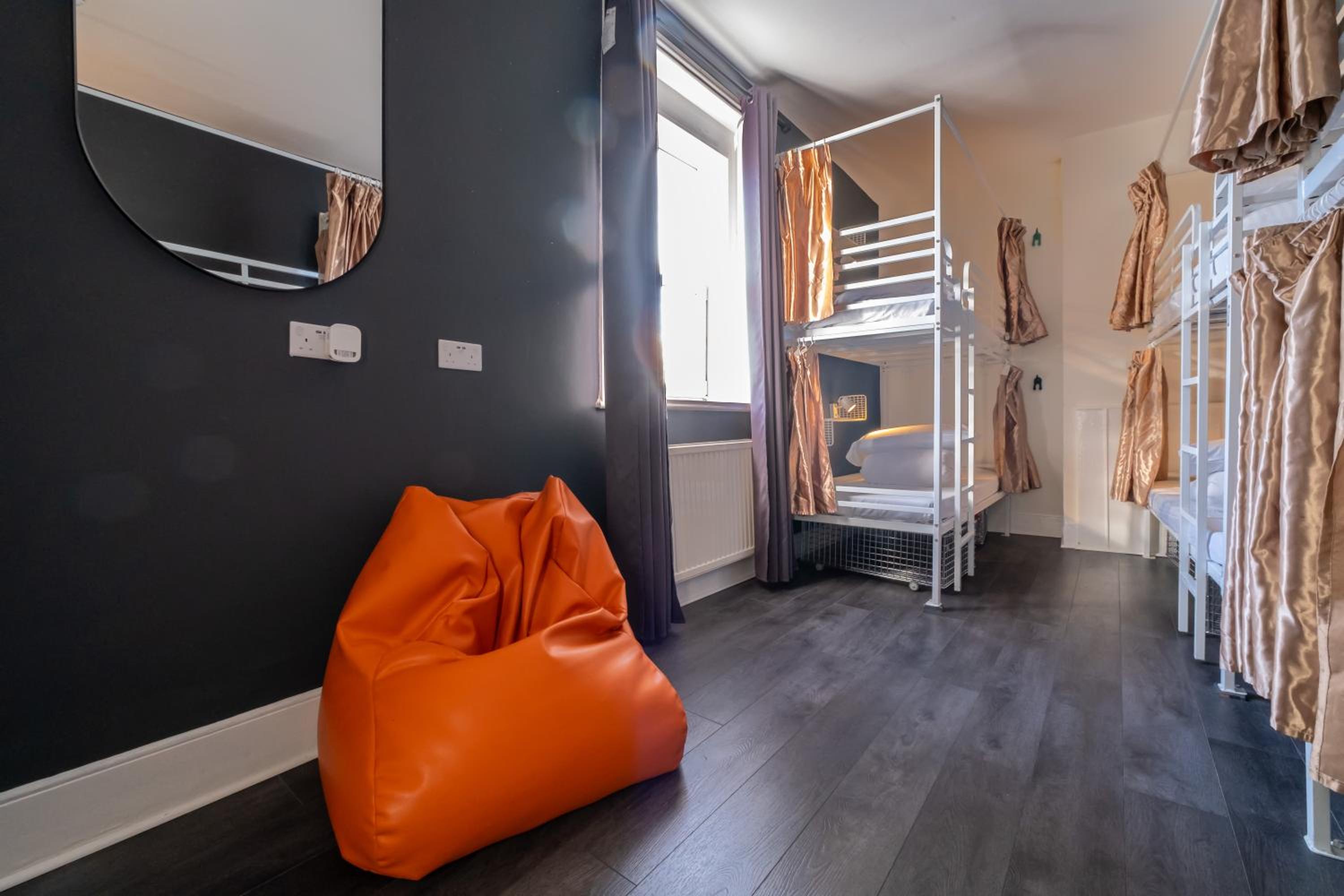Bed in 6-Bed Mixed Dormitory Room photo 3
