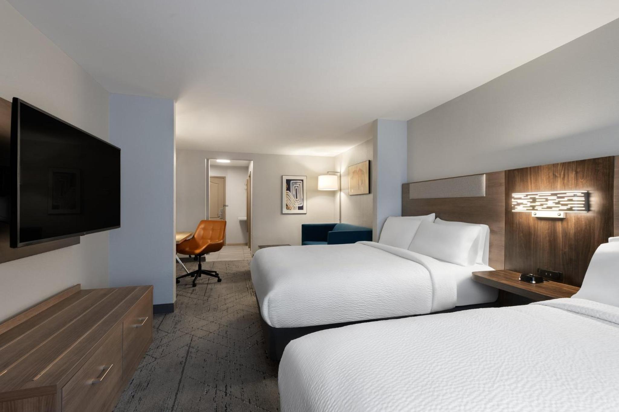 Standard Room with Two Queen Beds - Photo 1