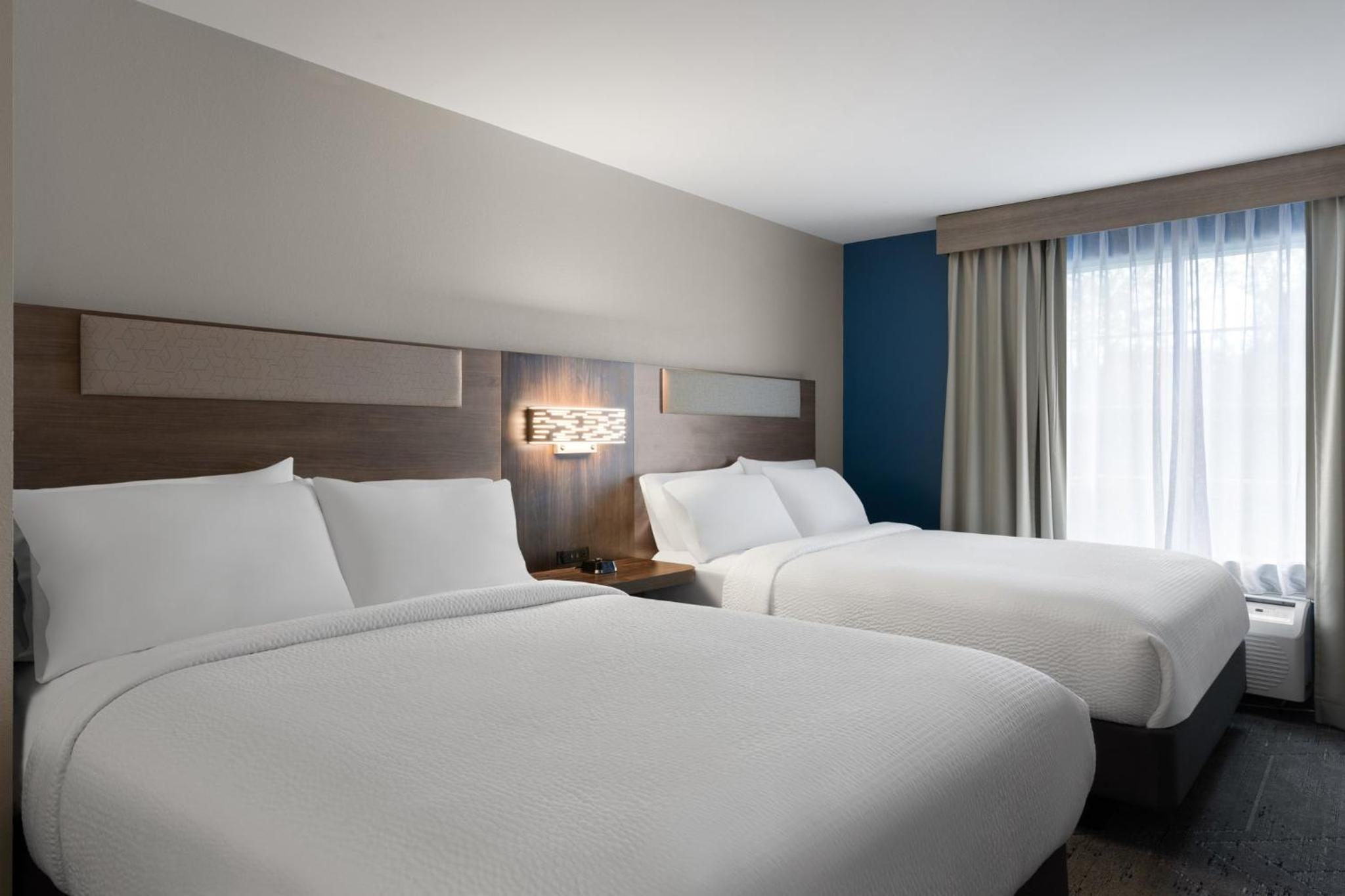 Standard Room with Two Queen Beds - Photo 5