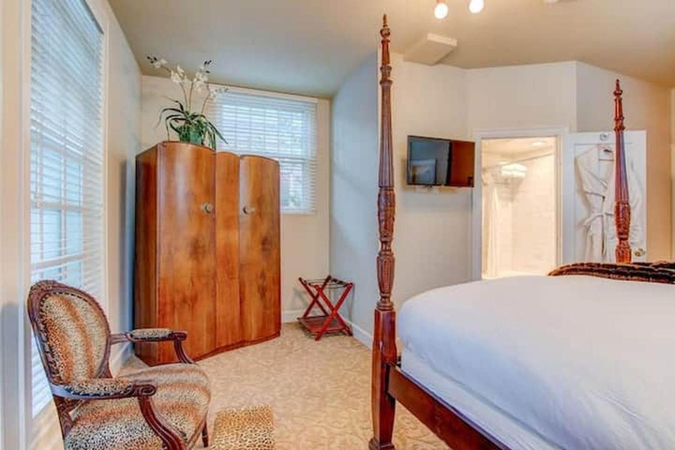 Three-Bedroom House - Photo 13
