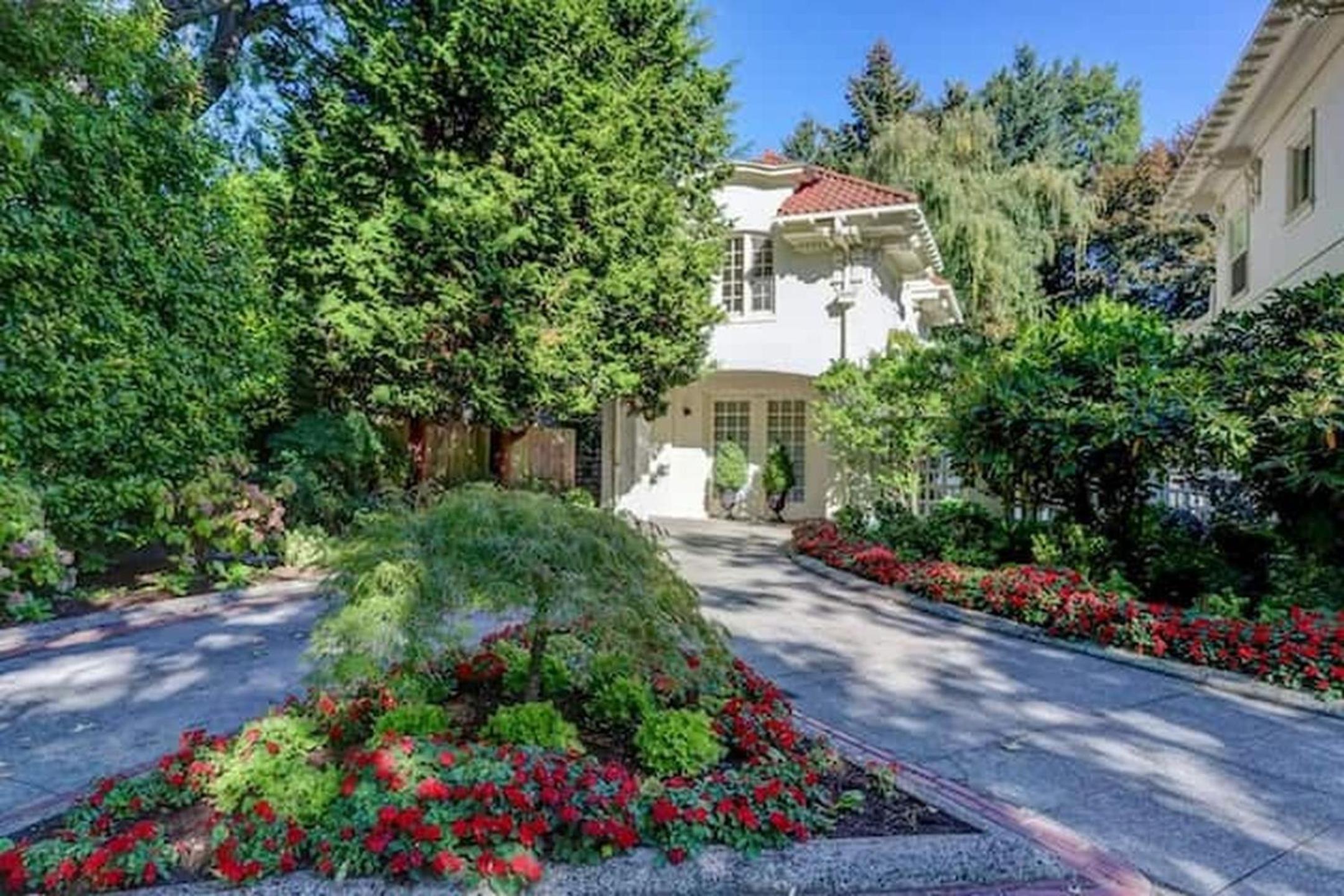 Three-Bedroom House - Photo 2