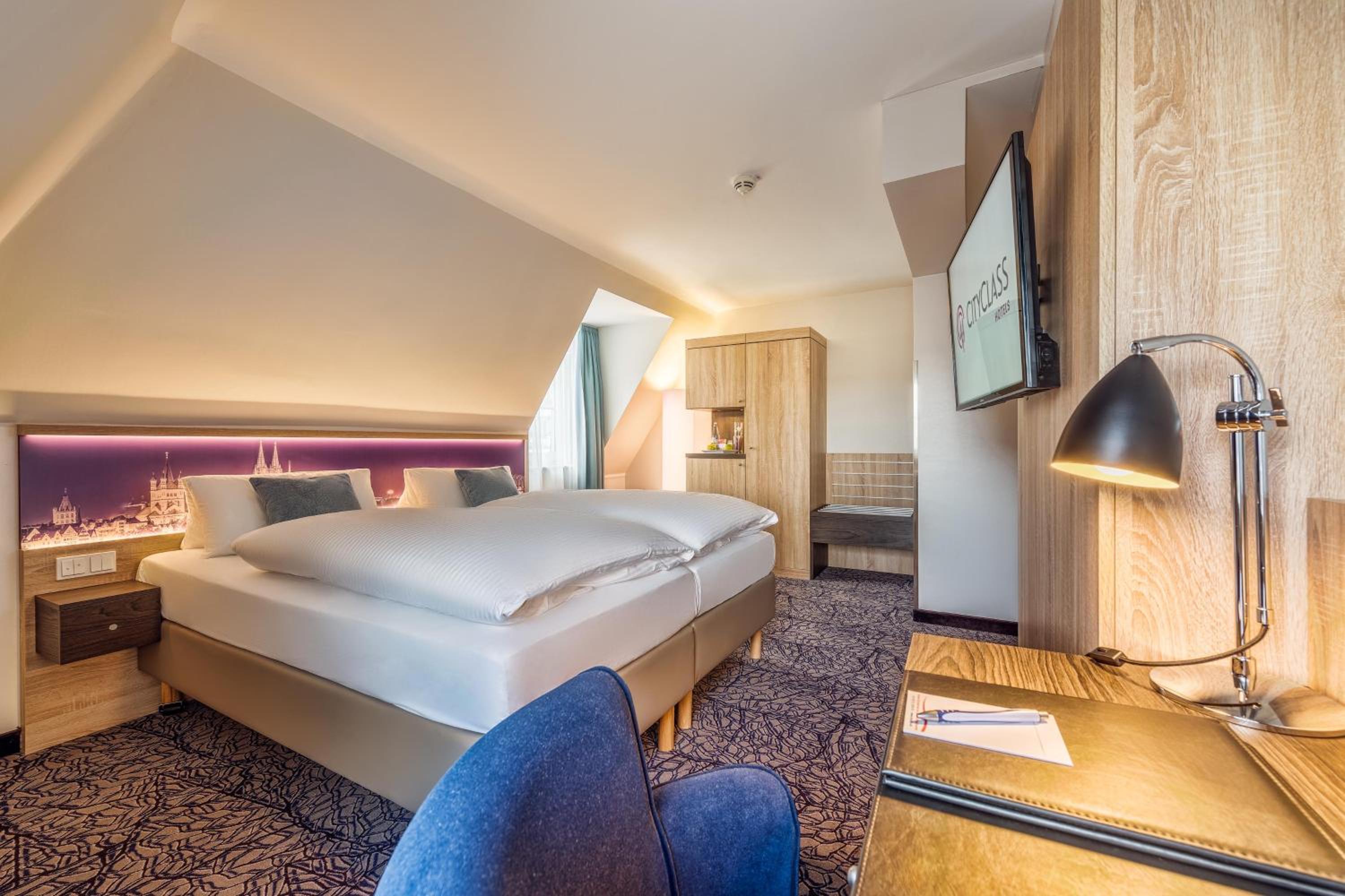Superior Double Room thumbnail 5