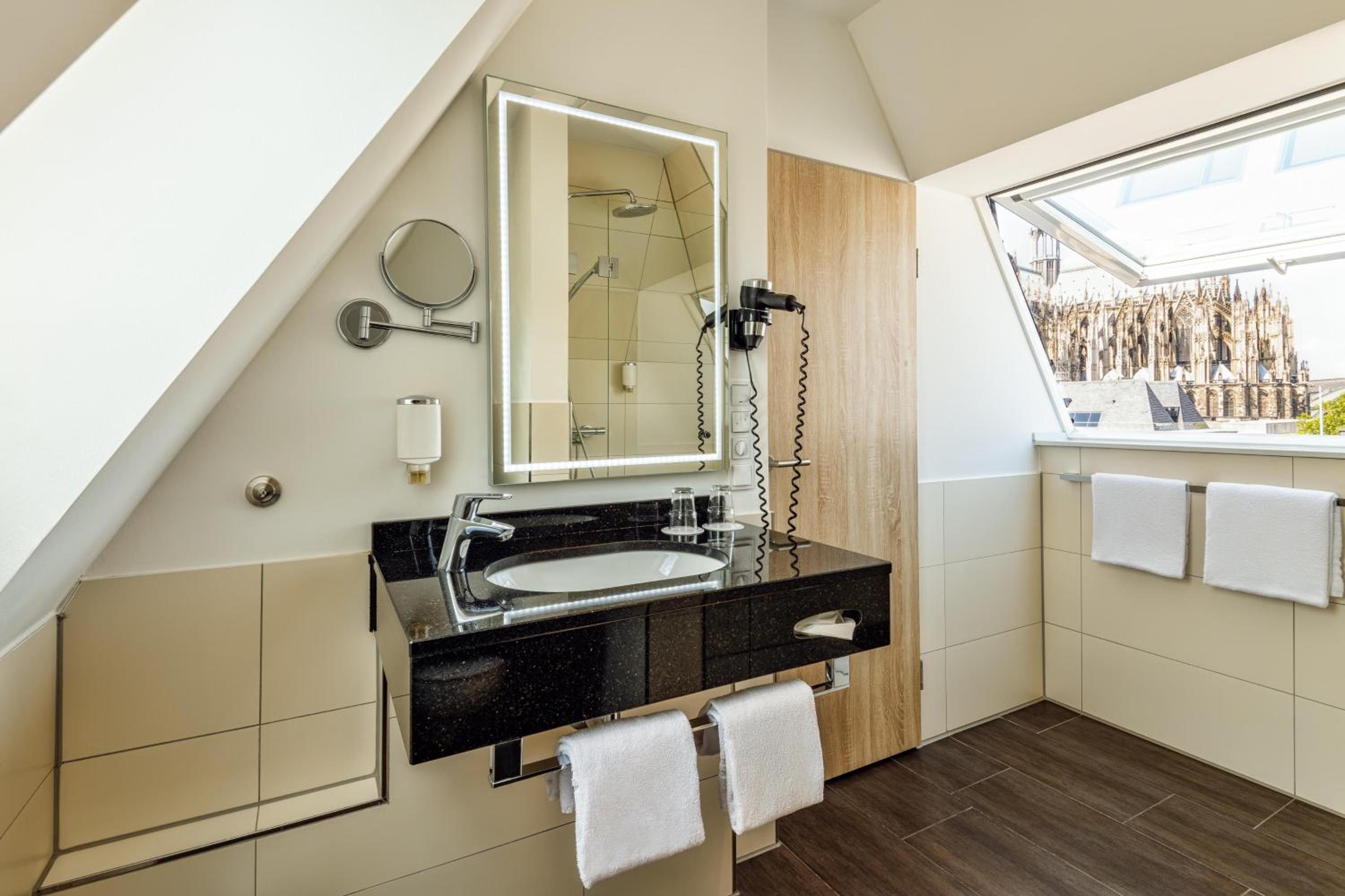 Junior Suite thumbnail 6