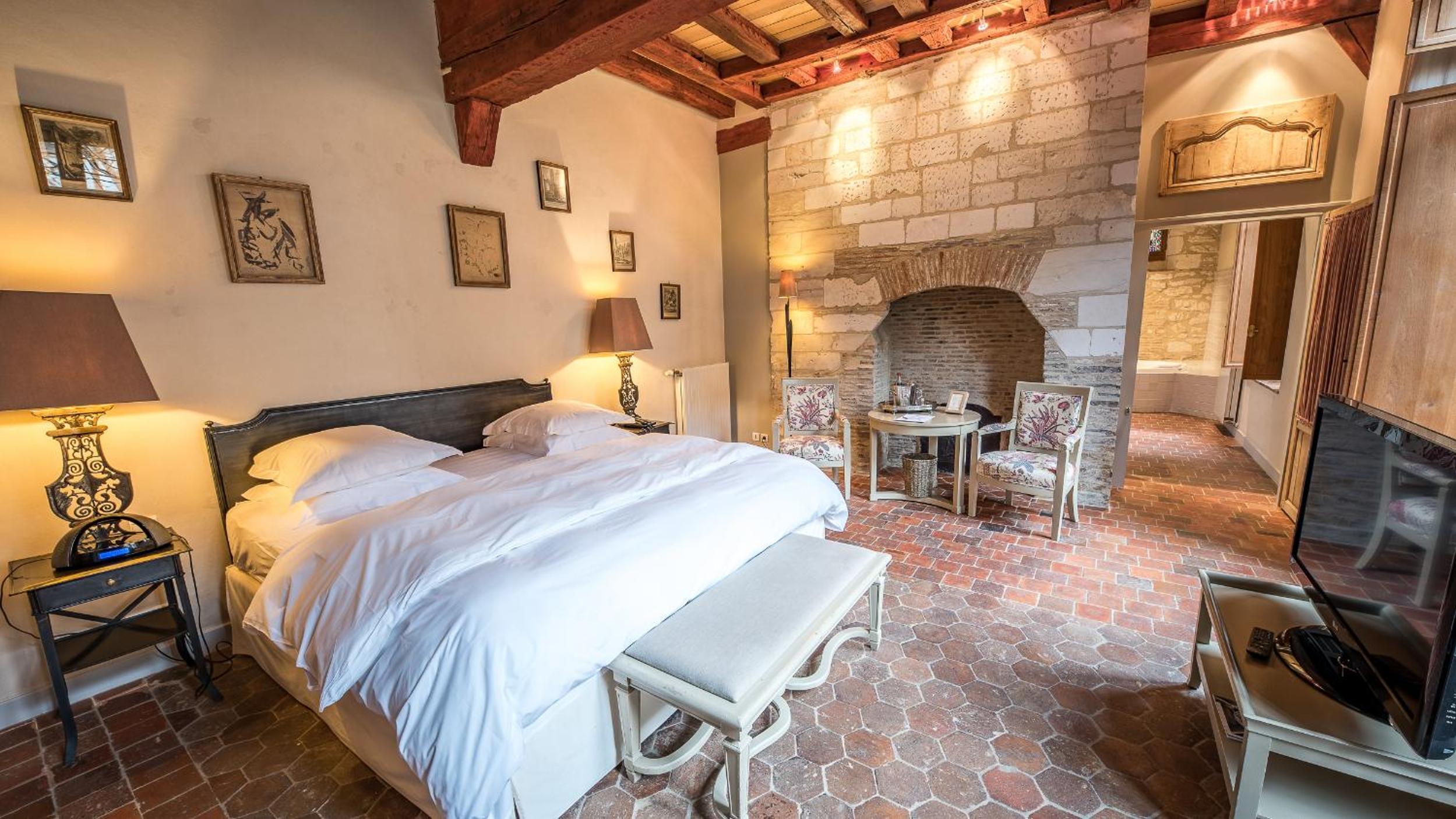 Suite - Photo 1