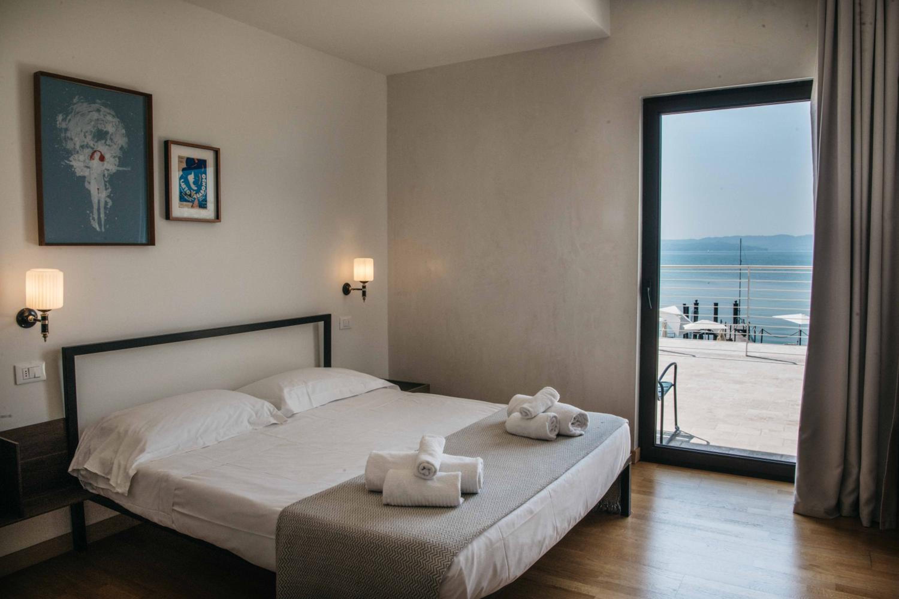 Deluxe Double Room with Balcony - Lake View