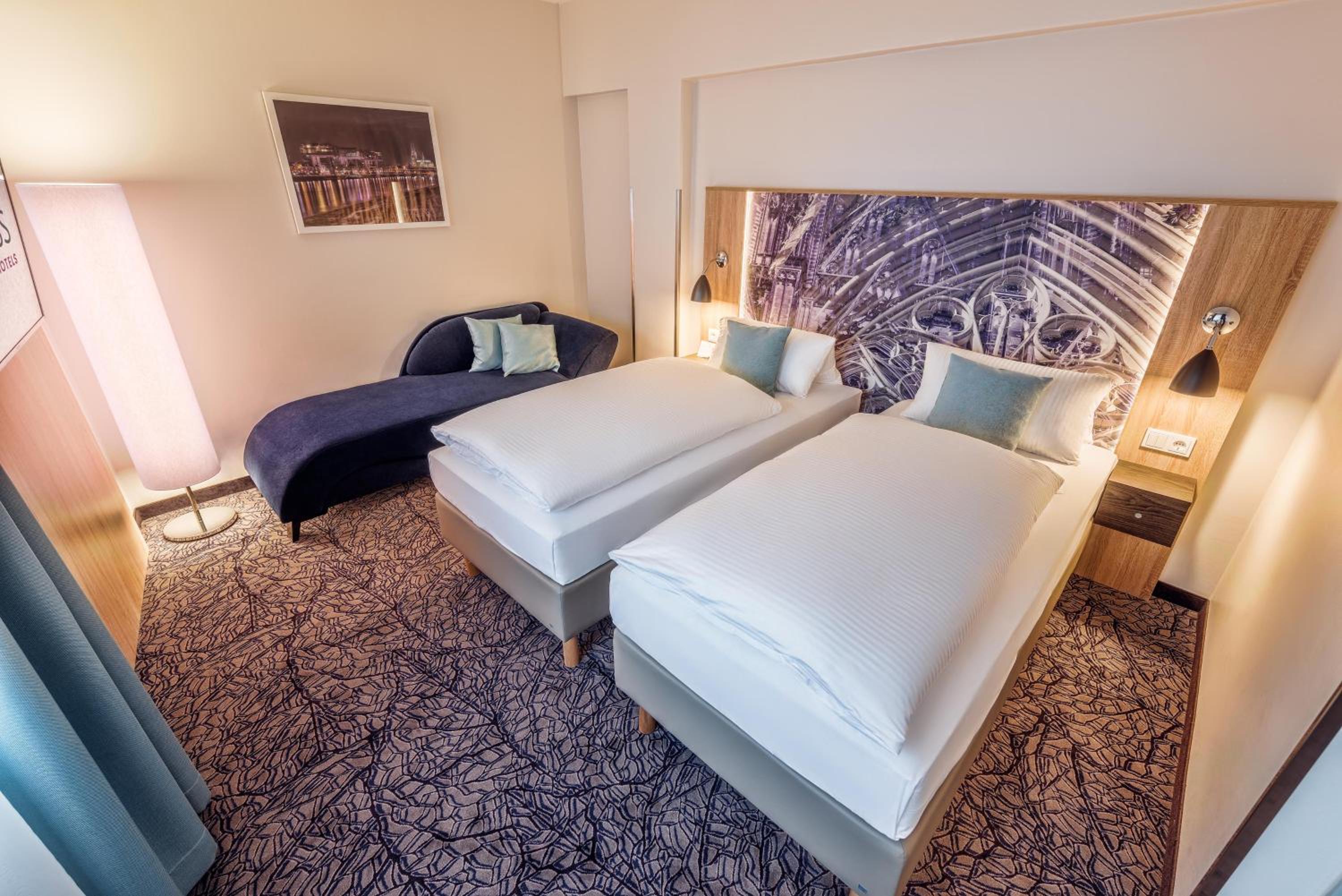 Superior Twin Room thumbnail 5
