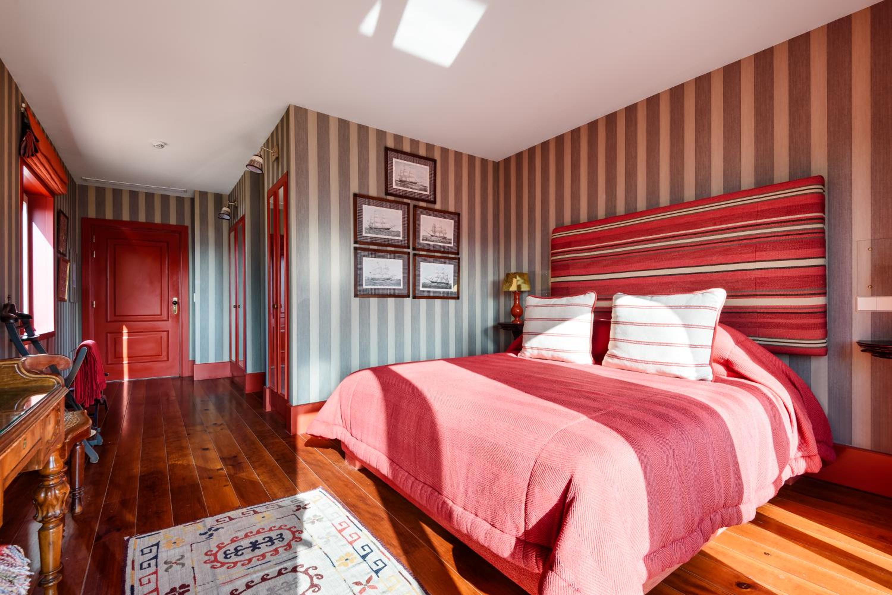 Deluxe Suite with City View photo 3