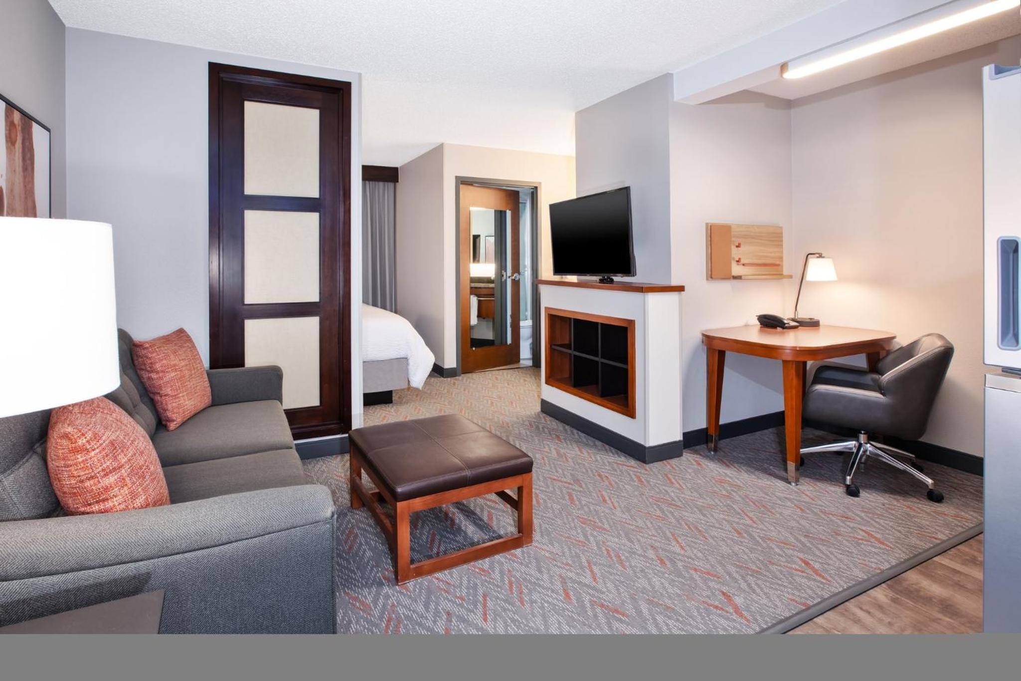 Standard King Room with Sofa Bed - Photo 7