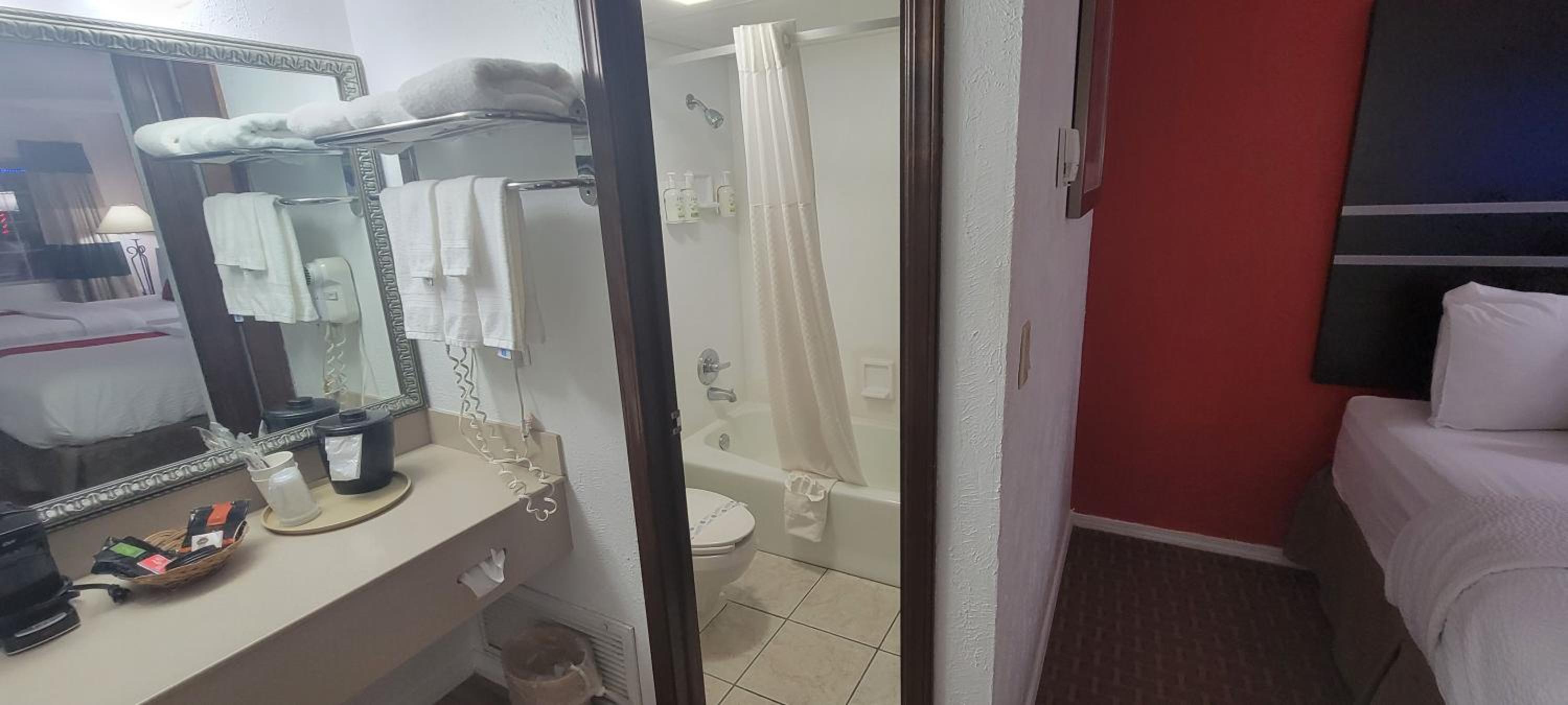 Deluxe Queen Room with Two Queen Beds - Non-Smoking - Photo 2