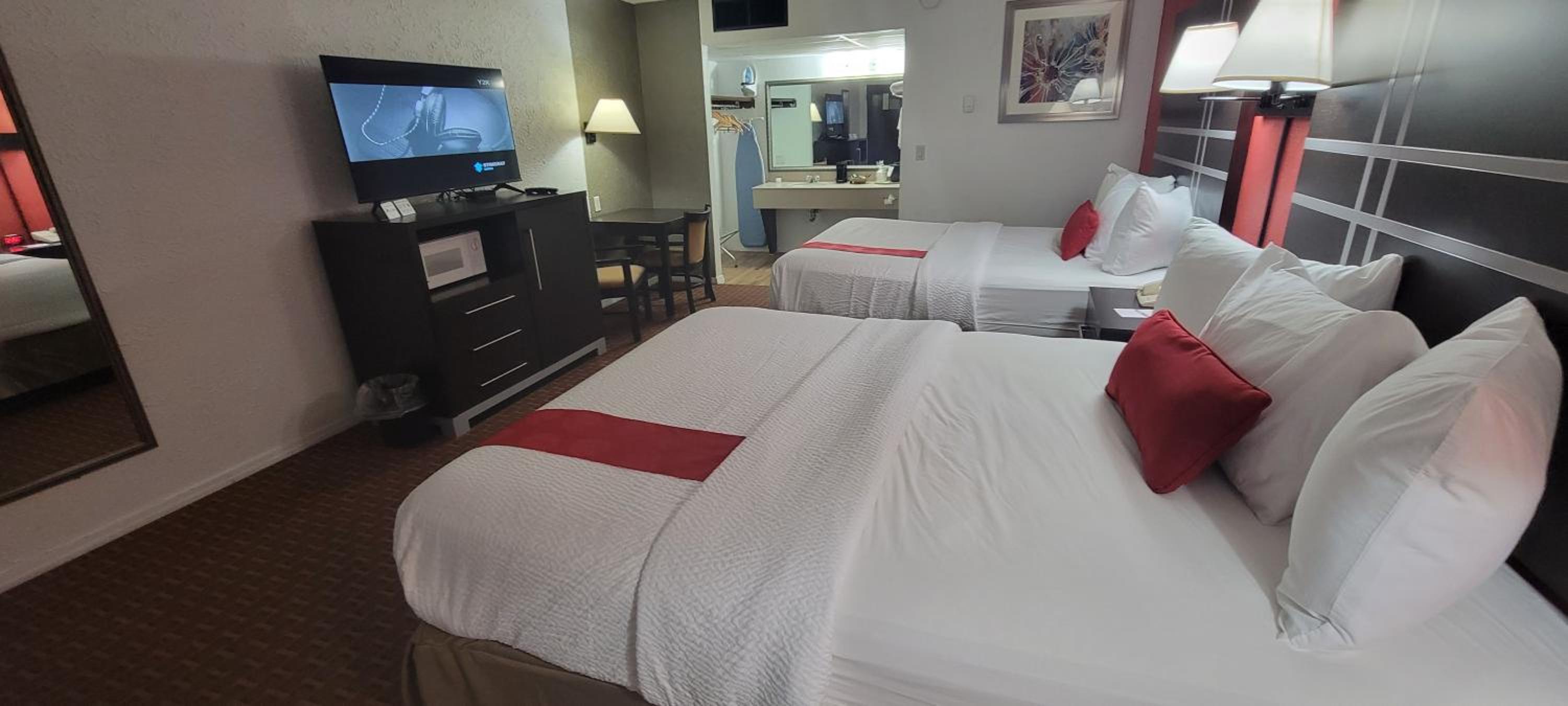 Deluxe Queen Room with Two Queen Beds - Non-Smoking - Photo 7