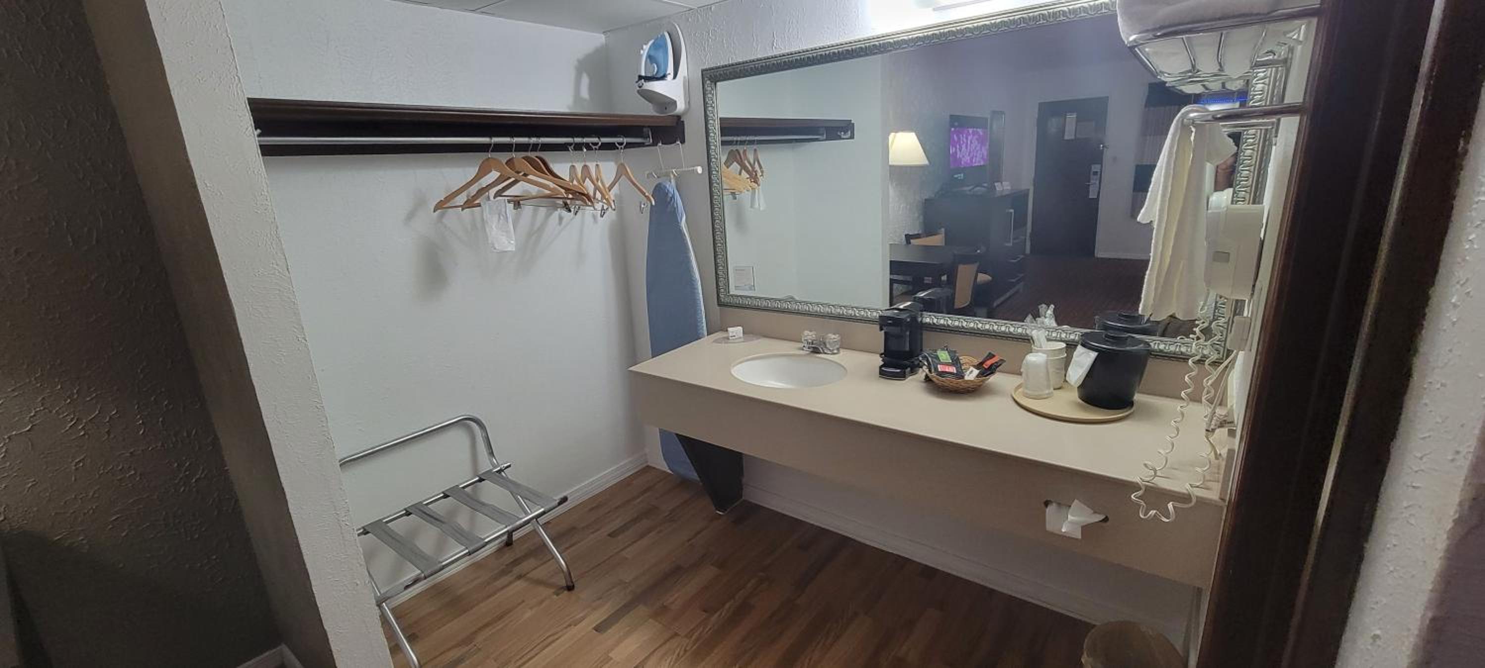 Deluxe Queen Room with Two Queen Beds - Non-Smoking - Photo 4