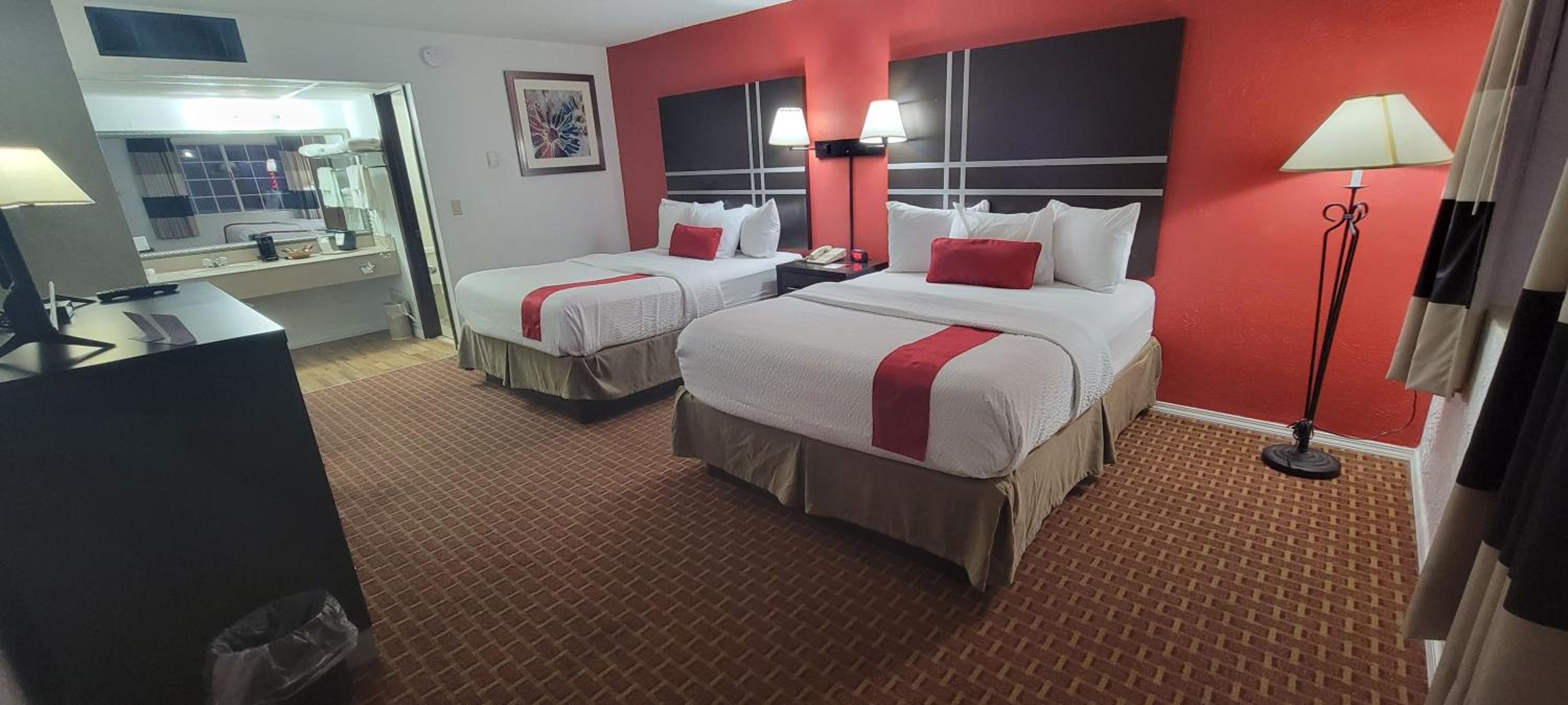 Deluxe Queen Room with Two Queen Beds - Non-Smoking - Photo 5