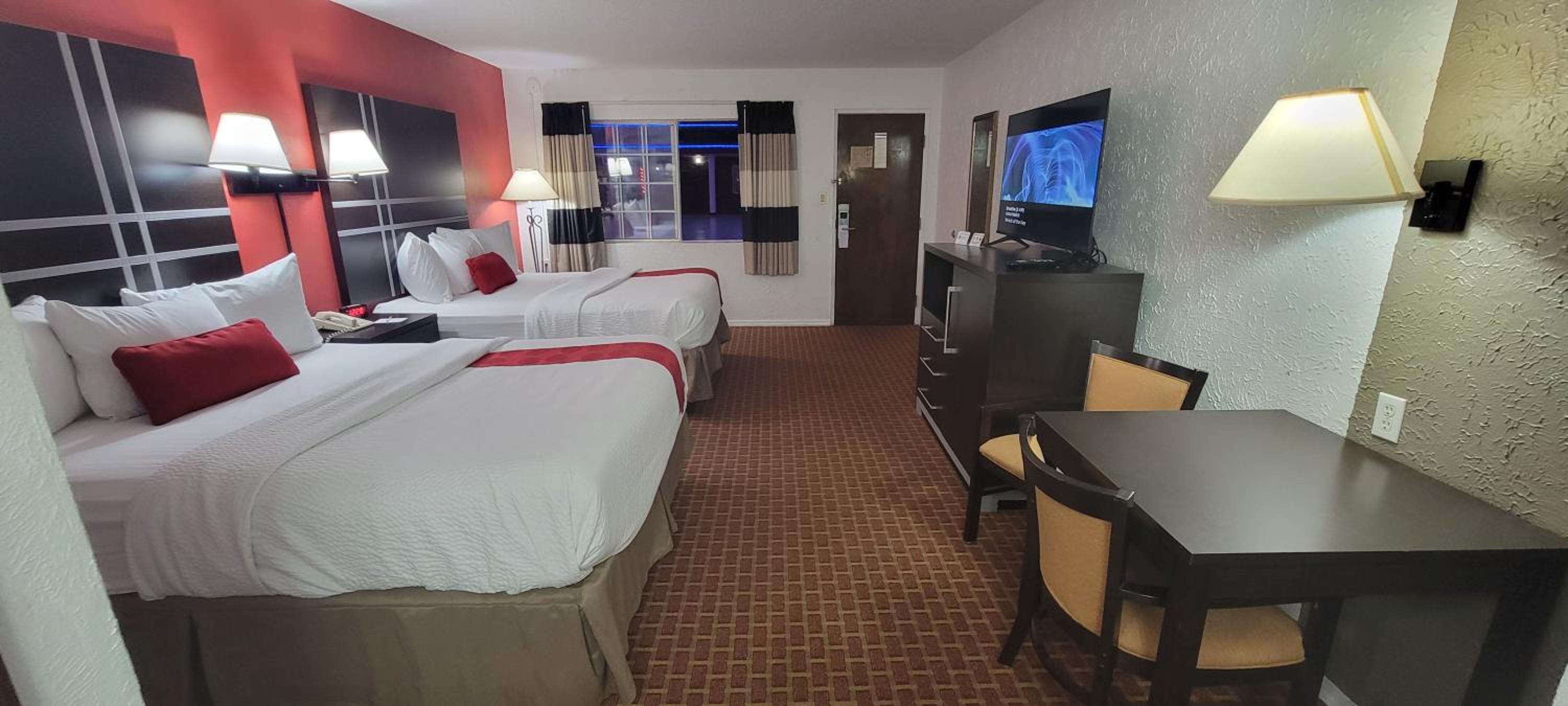 Deluxe Queen Room with Two Queen Beds - Non-Smoking - Photo 3