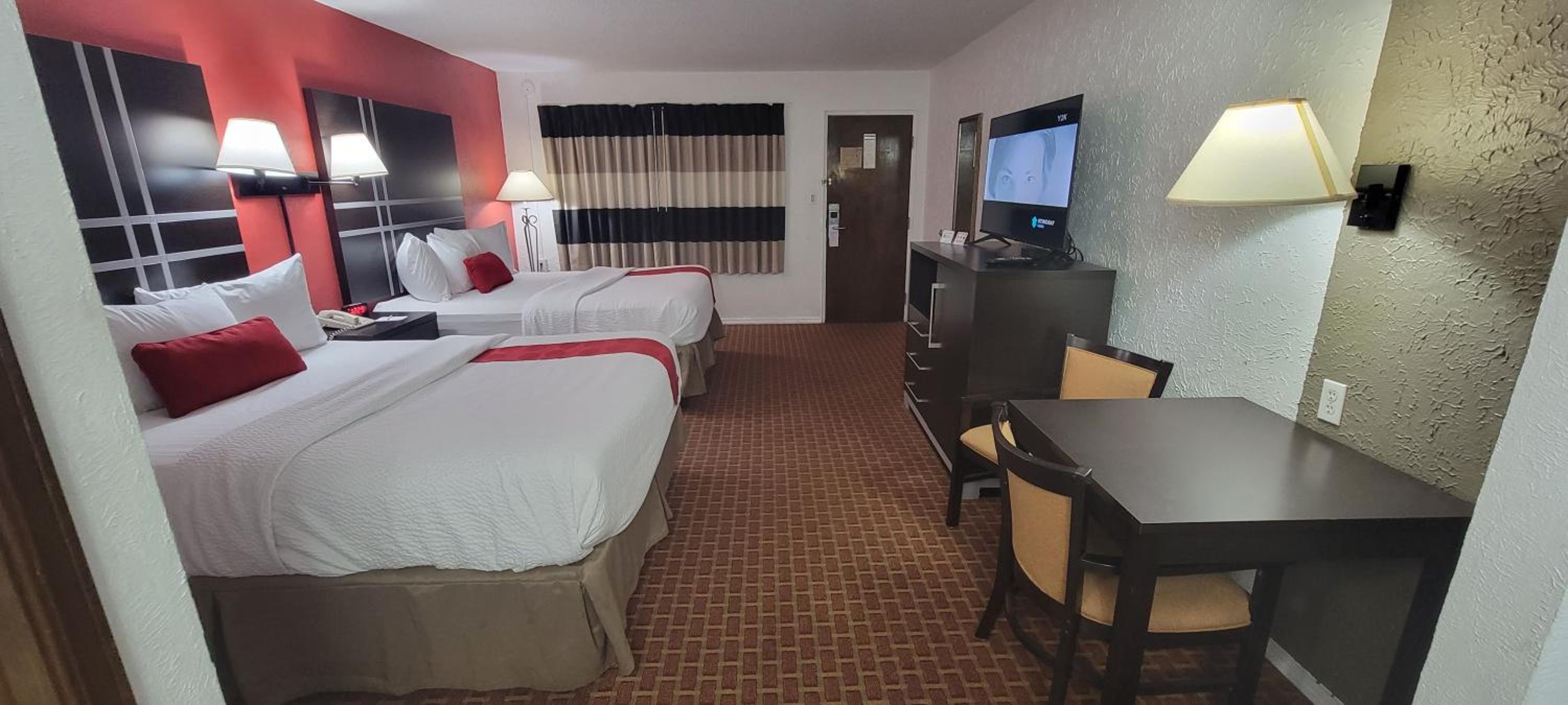 Deluxe Queen Room with Two Queen Beds - Non-Smoking - Photo 6