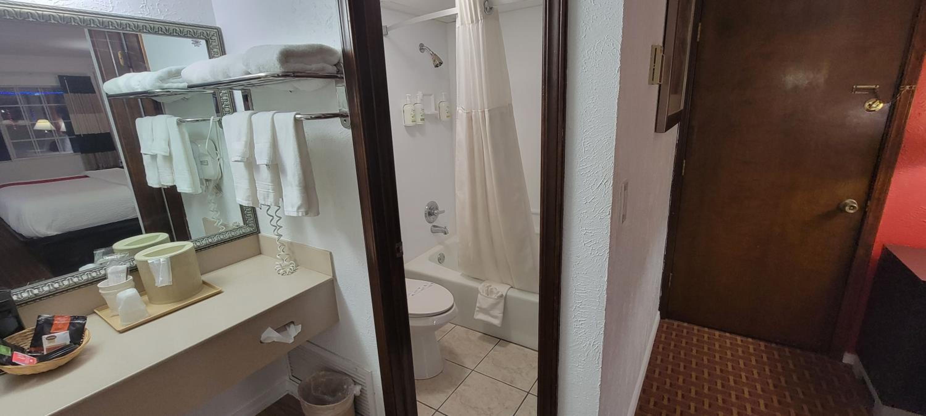 Deluxe King Room - Non-Smoking - Photo 3