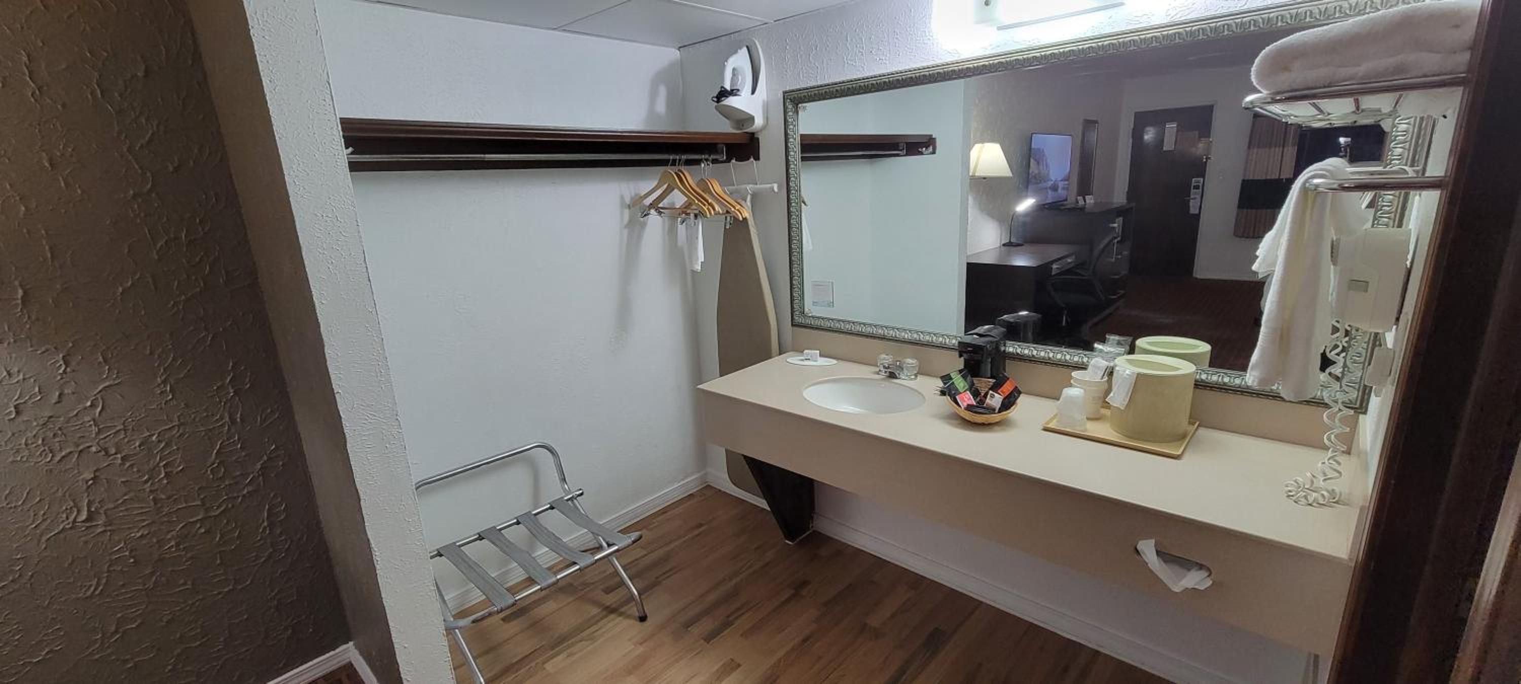 Deluxe King Room - Non-Smoking - Photo 2