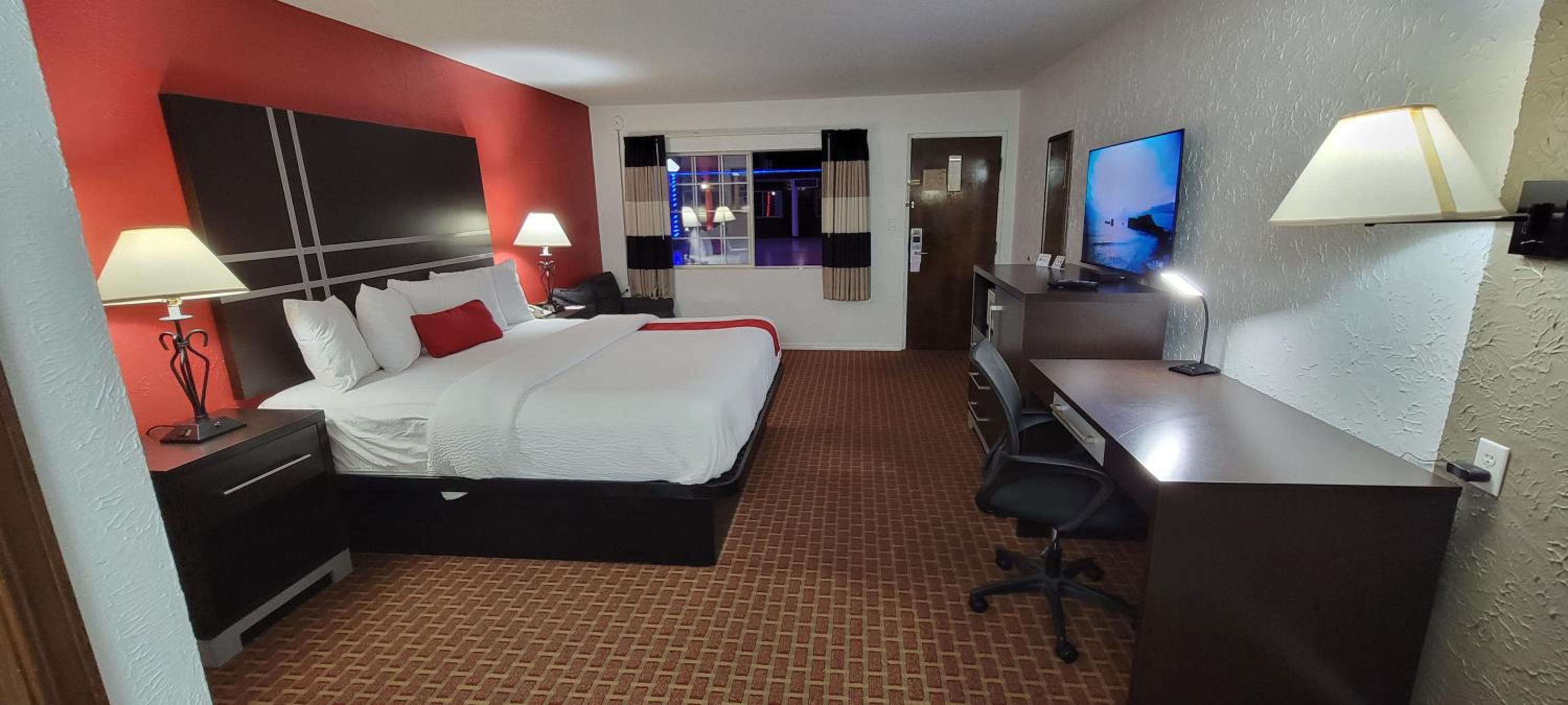 Deluxe King Room - Non-Smoking - Photo 6