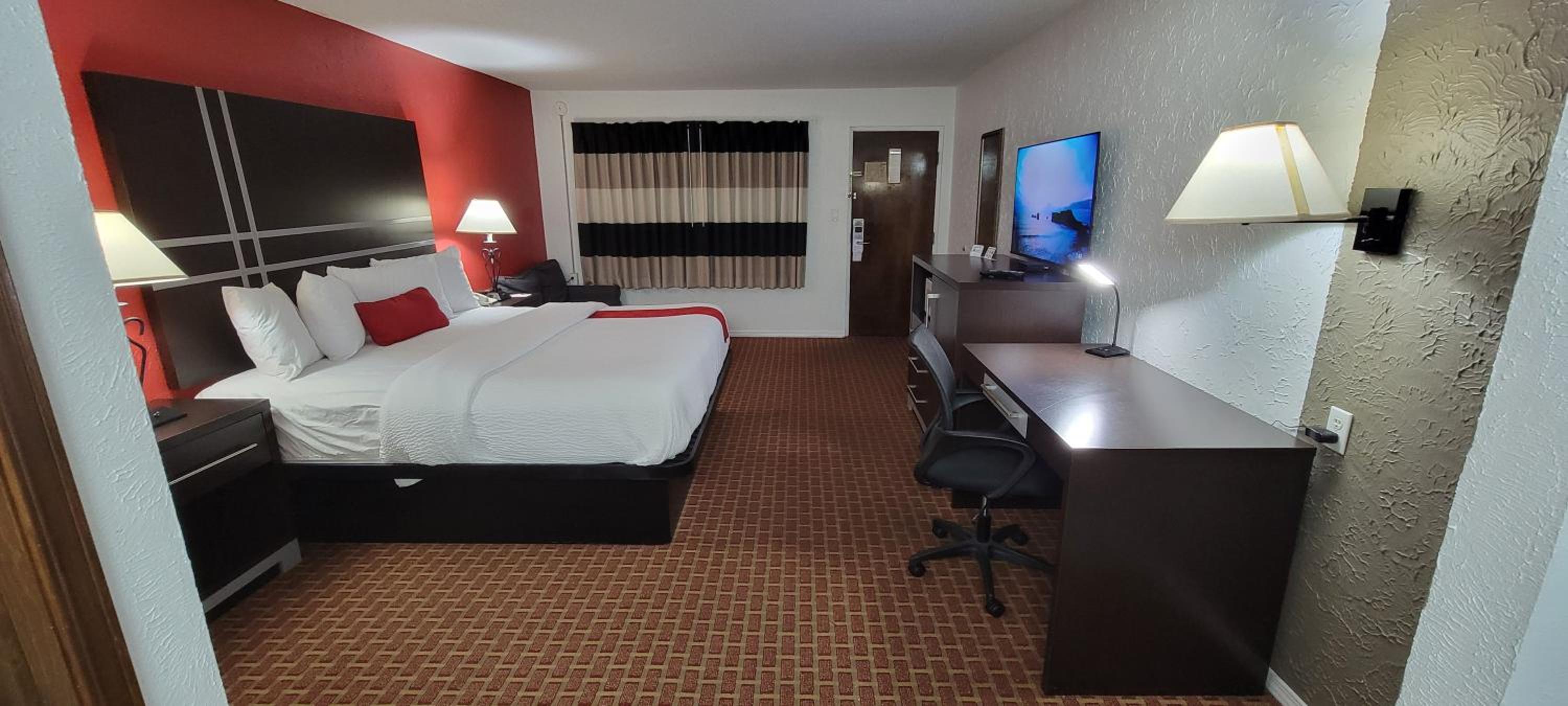 Deluxe King Room - Non-Smoking - Photo 8