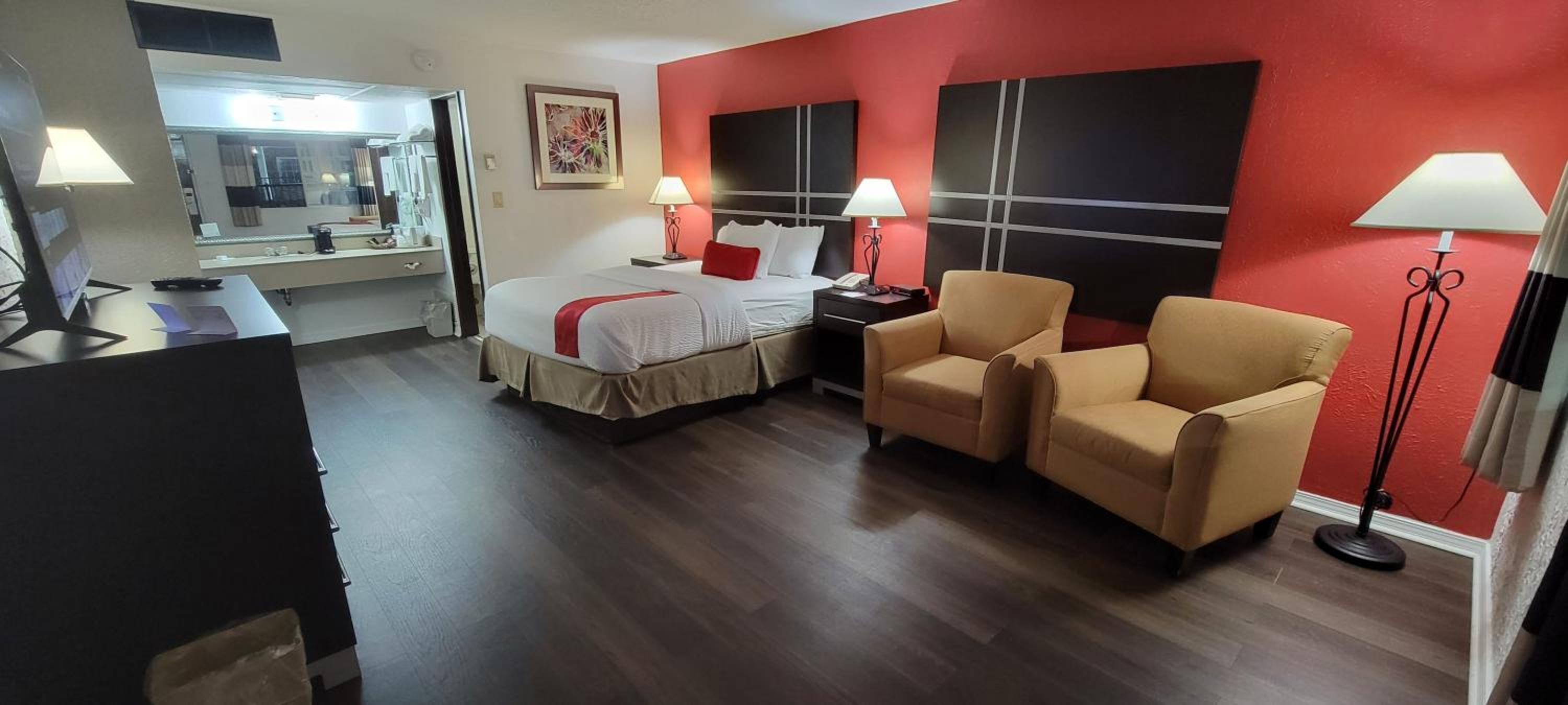 1 Queen Bed, Pool Access, Non-Smoking - Photo 3