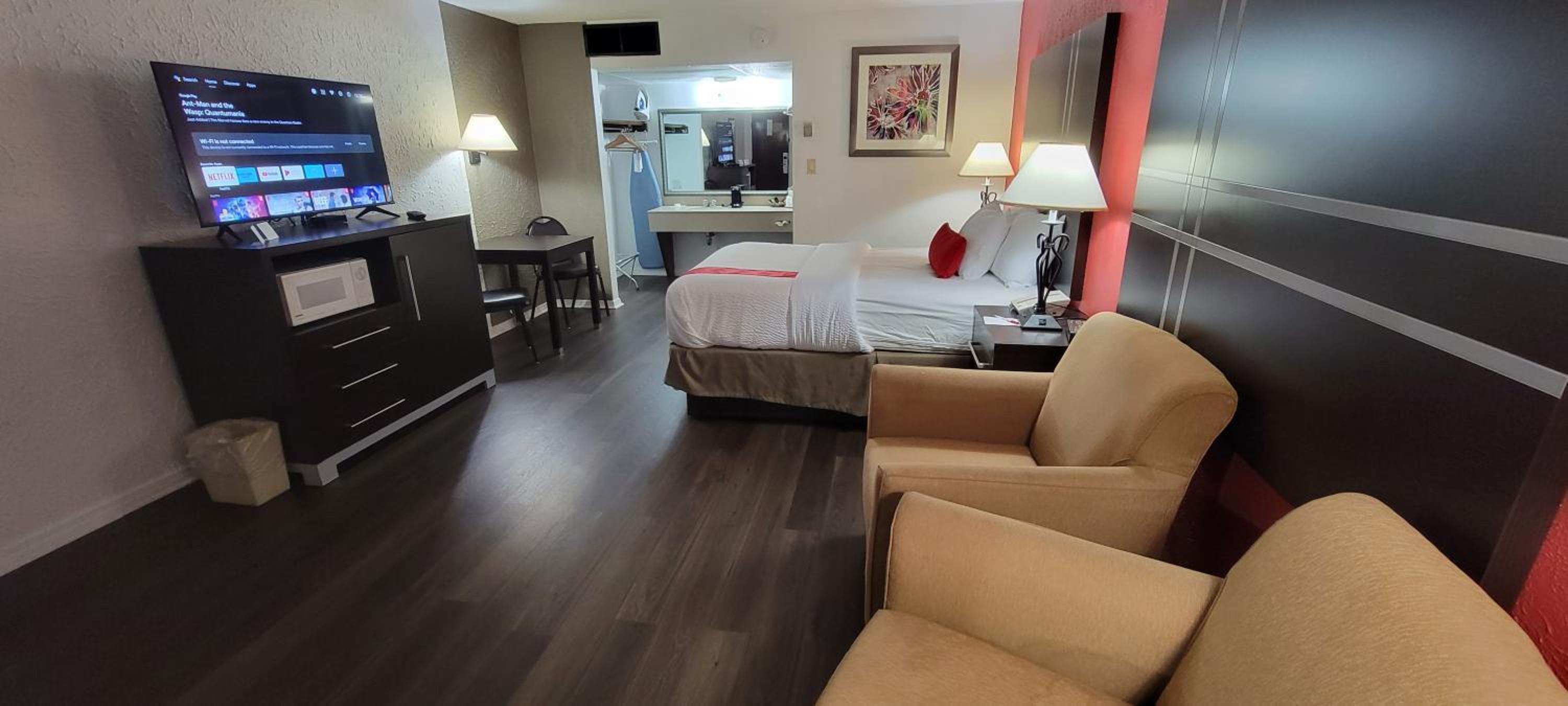 1 Queen Bed, Pool Access, Non-Smoking - Photo 2