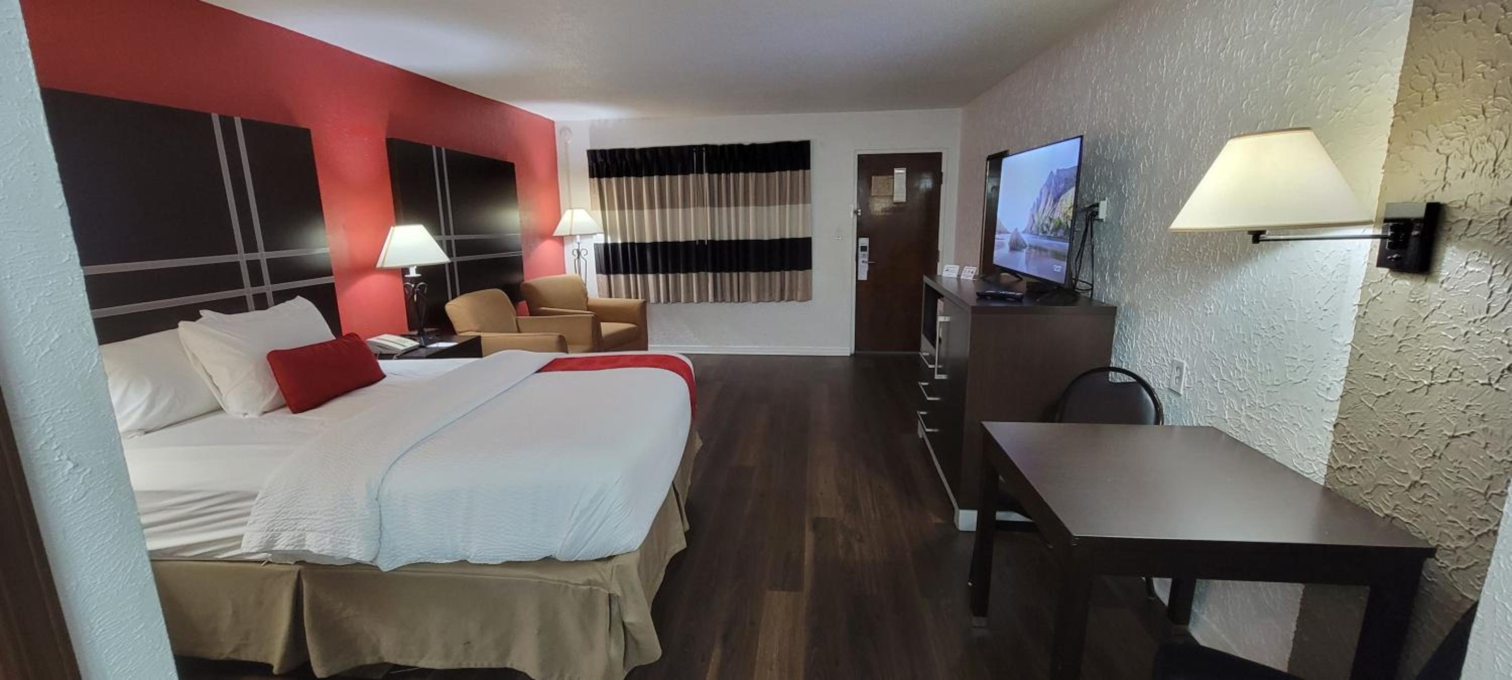1 Queen Bed, Pool Access, Non-Smoking - Photo 1