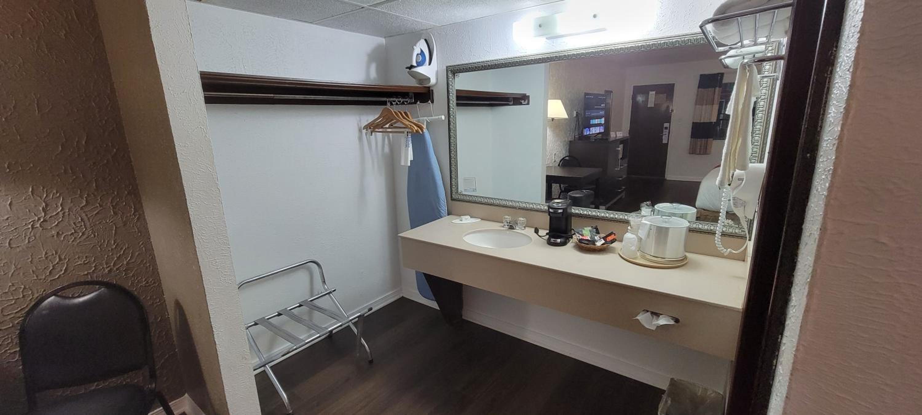 1 Queen Bed, Pool Access, Non-Smoking - Photo 4