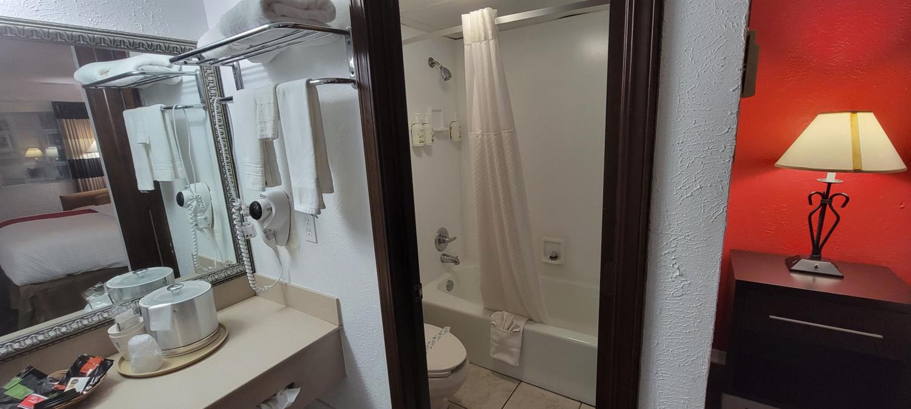 1 Queen Bed, Pool Access, Non-Smoking - Photo 9