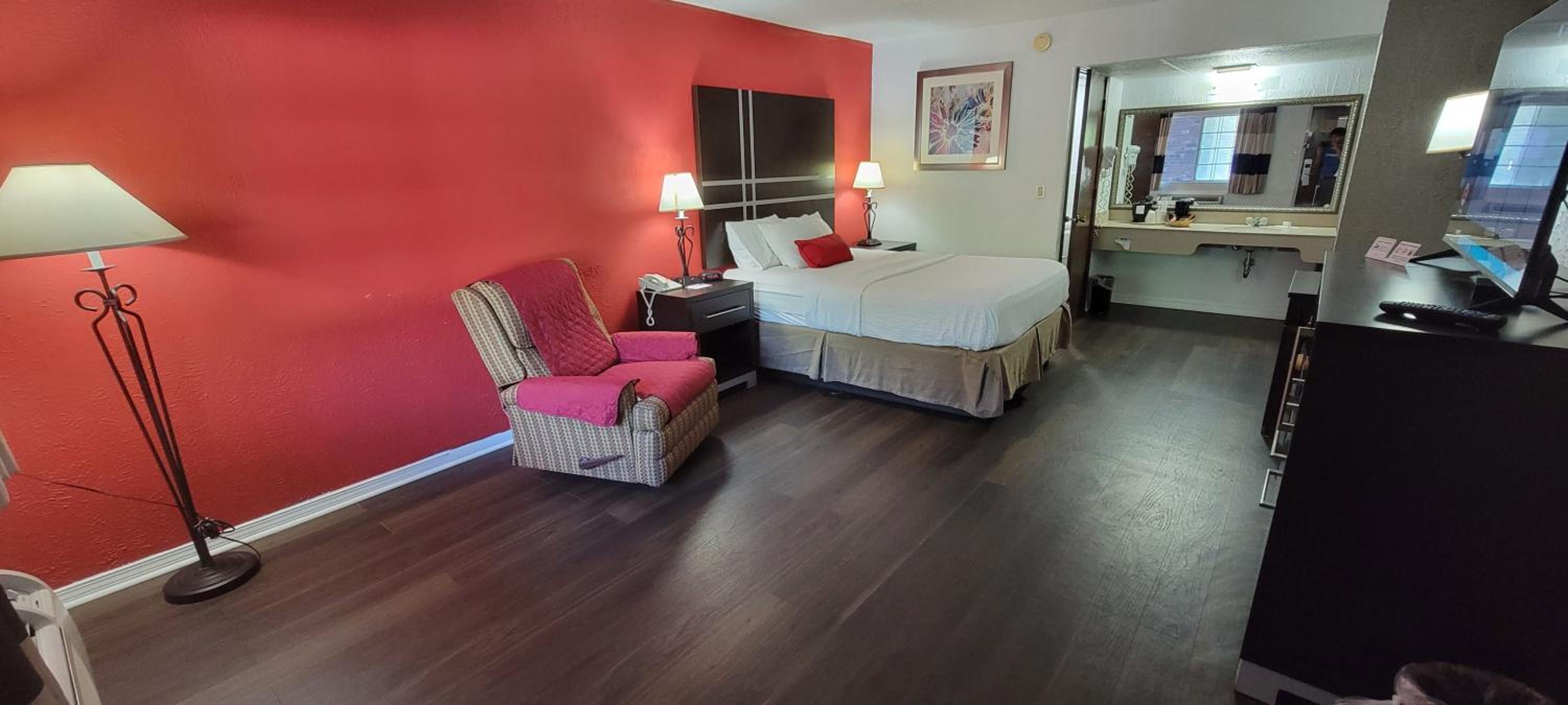 1 Queen Bed, Mobility Accessible Room, Tub w/Grab Bar, Pet-Friendly, Non-Smoking - Photo 4