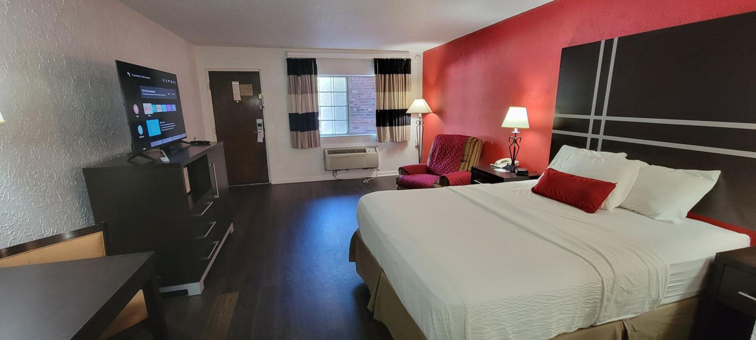 1 Queen Bed, Mobility Accessible Room, Tub w/Grab Bar, Pet-Friendly, Non-Smoking - Photo 2
