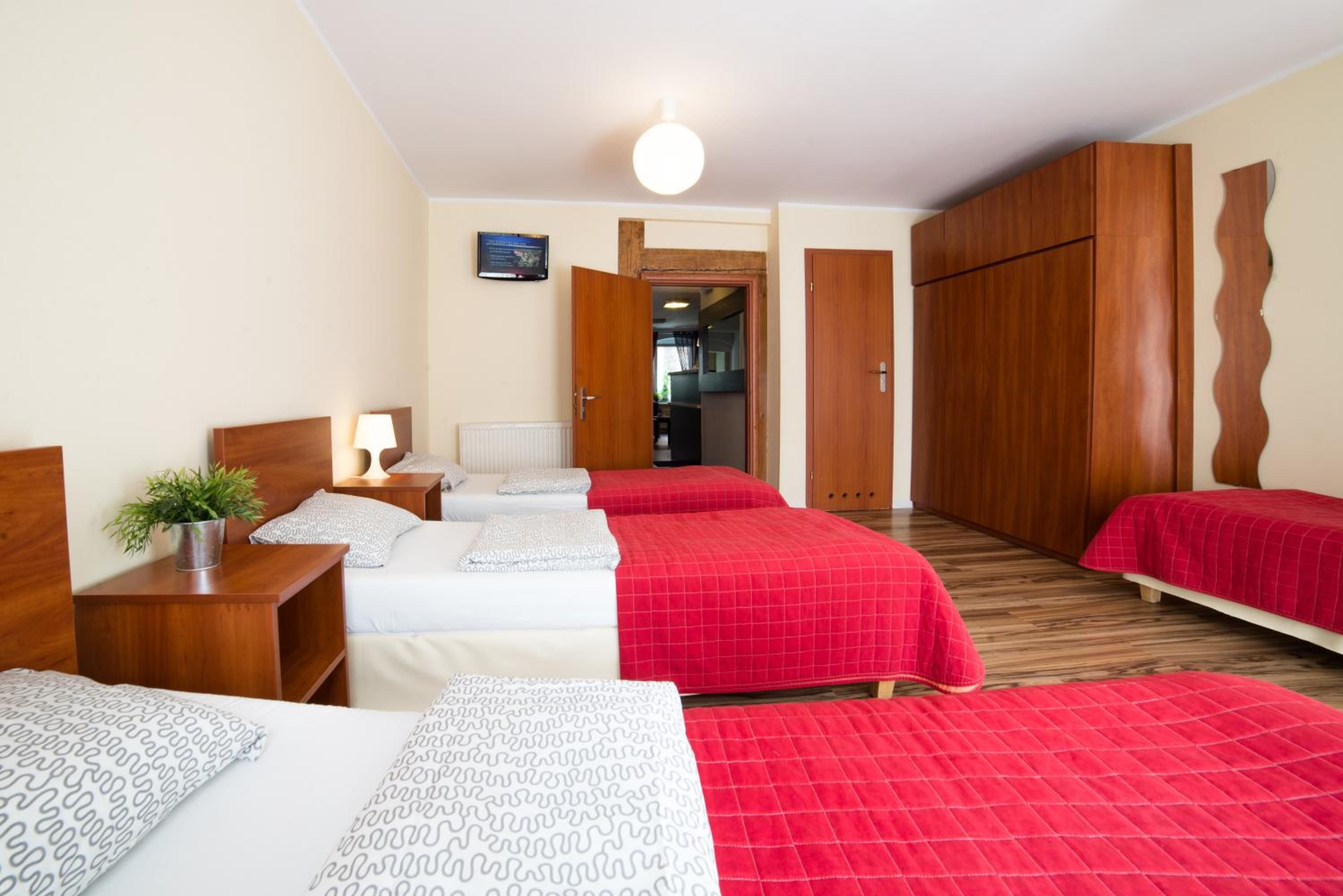 Quadruple Room with Bathroom - Photo 2