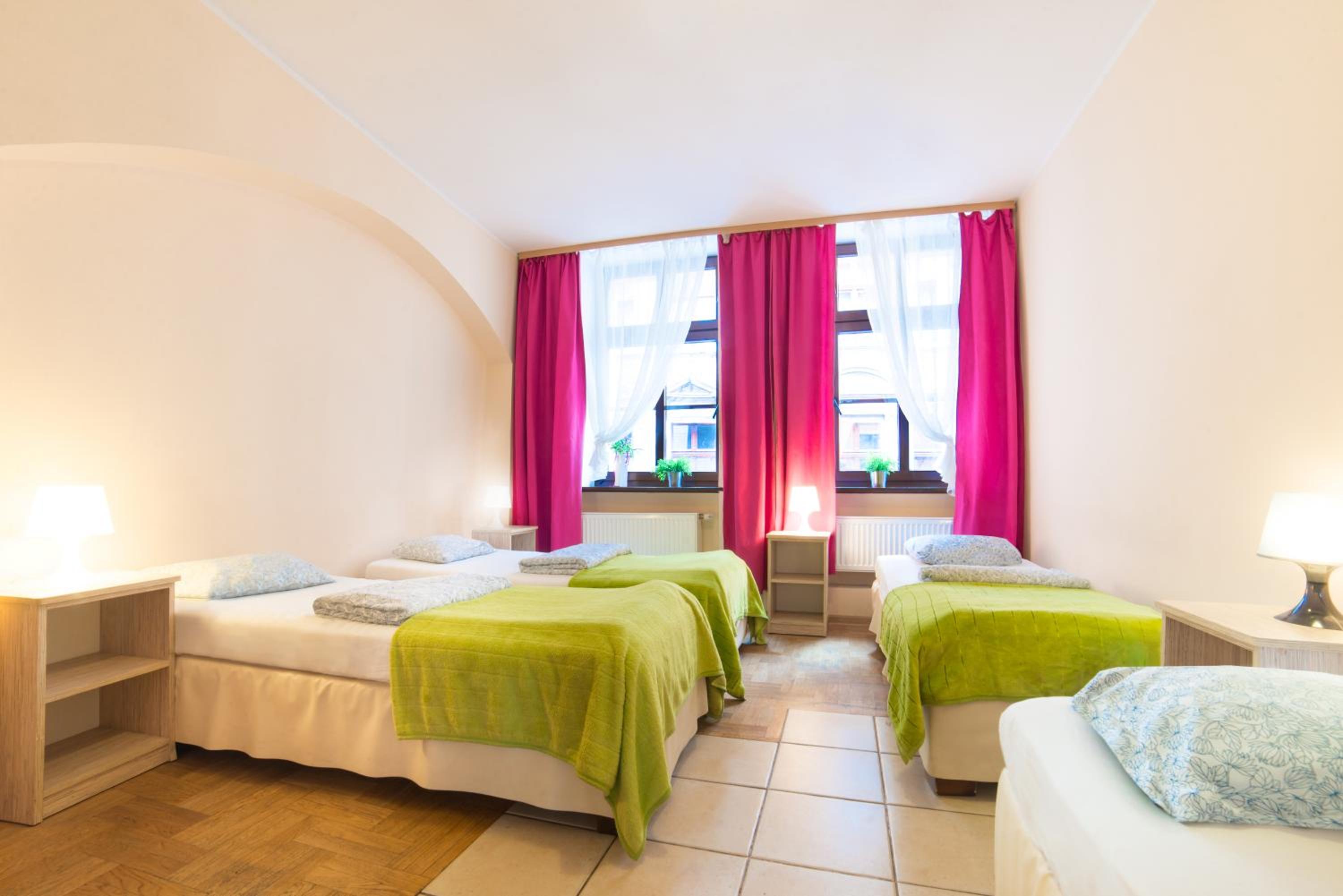 Quadruple Room with Bathroom - Photo 4