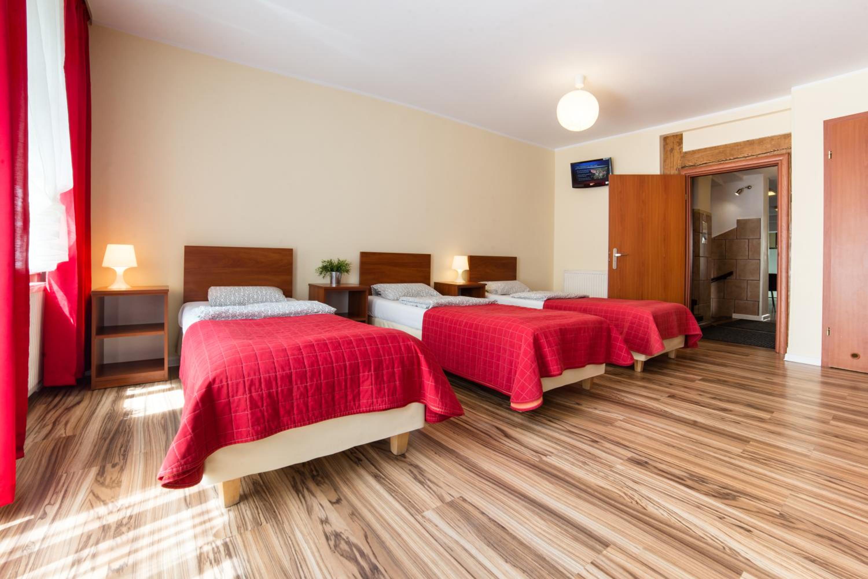 Quadruple Room with Bathroom - Photo 1