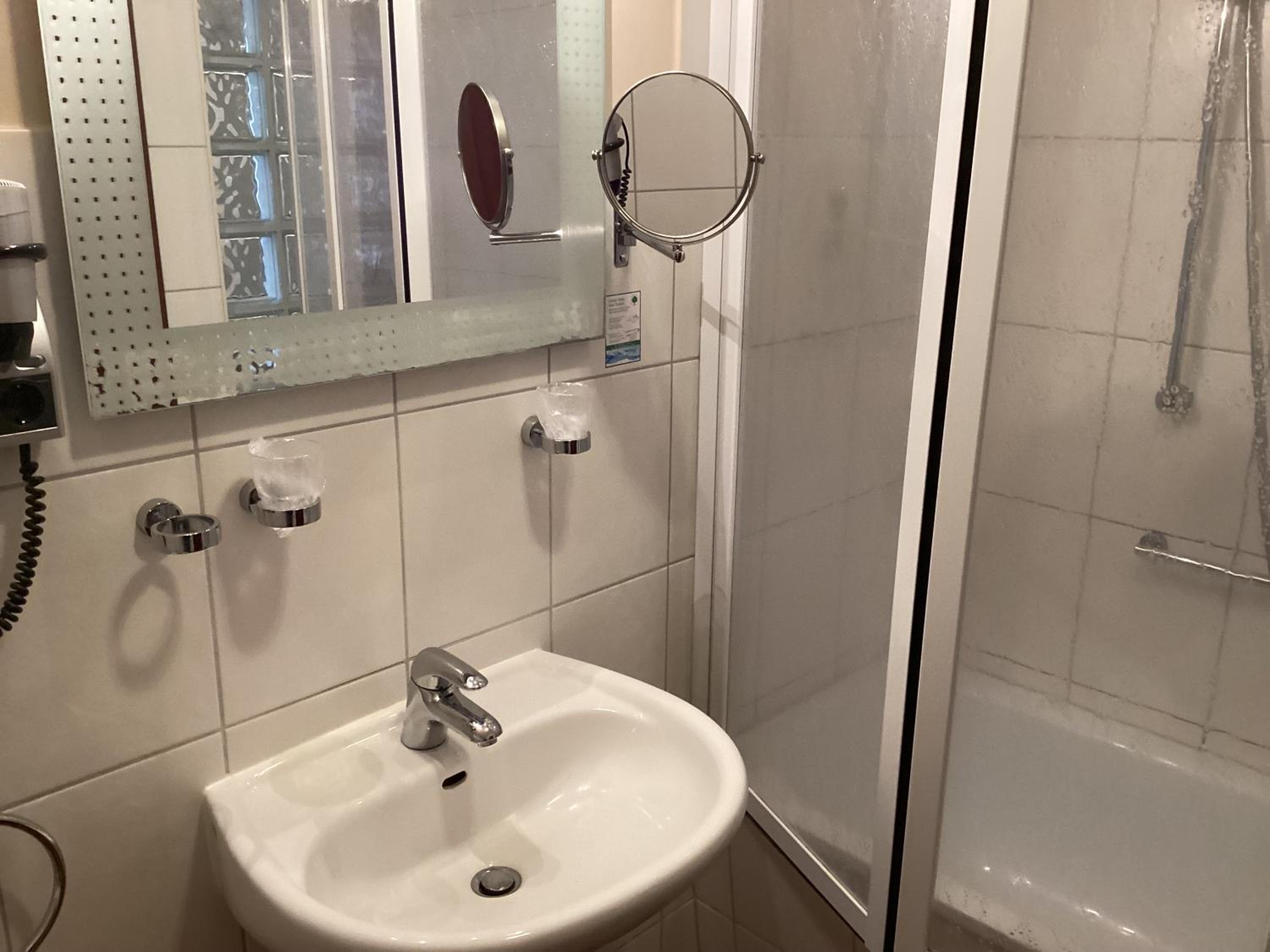 Deluxe Double Room - Photo 9