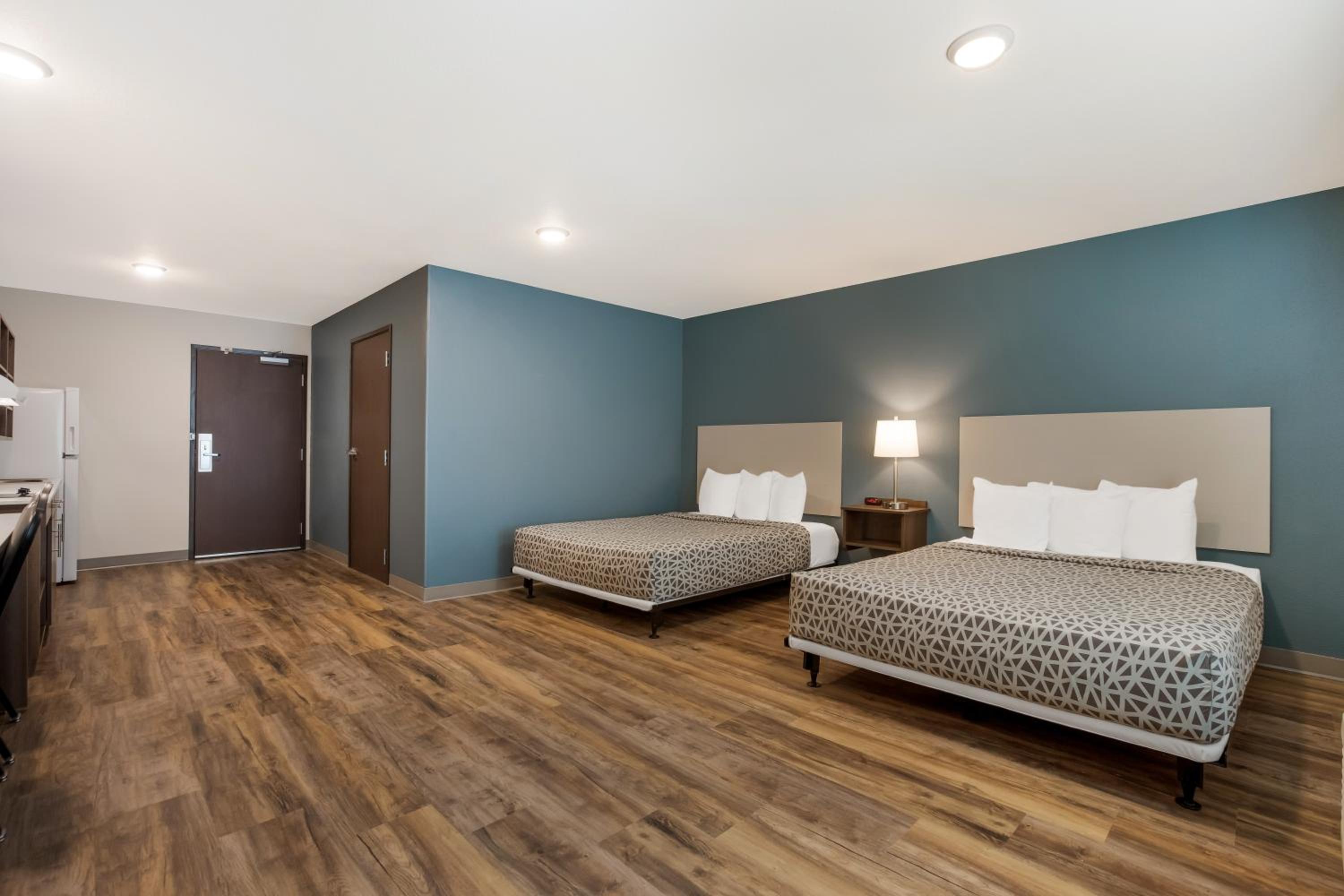 Queen Suite with Two Queen Beds and Tub - Disability Access/Non Smoking - Photo 1