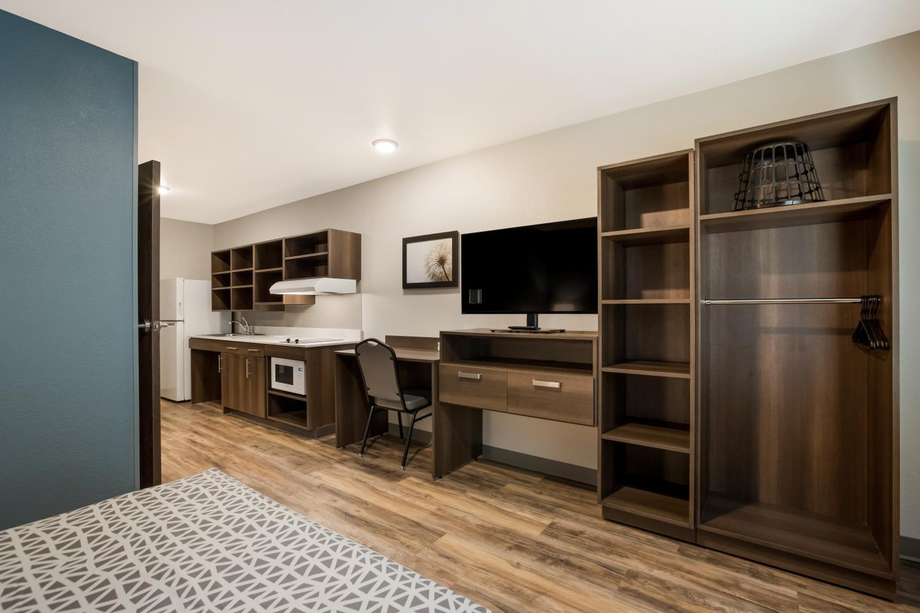 Queen Suite with Tub - Disability Access/Non Smoking - Photo 9