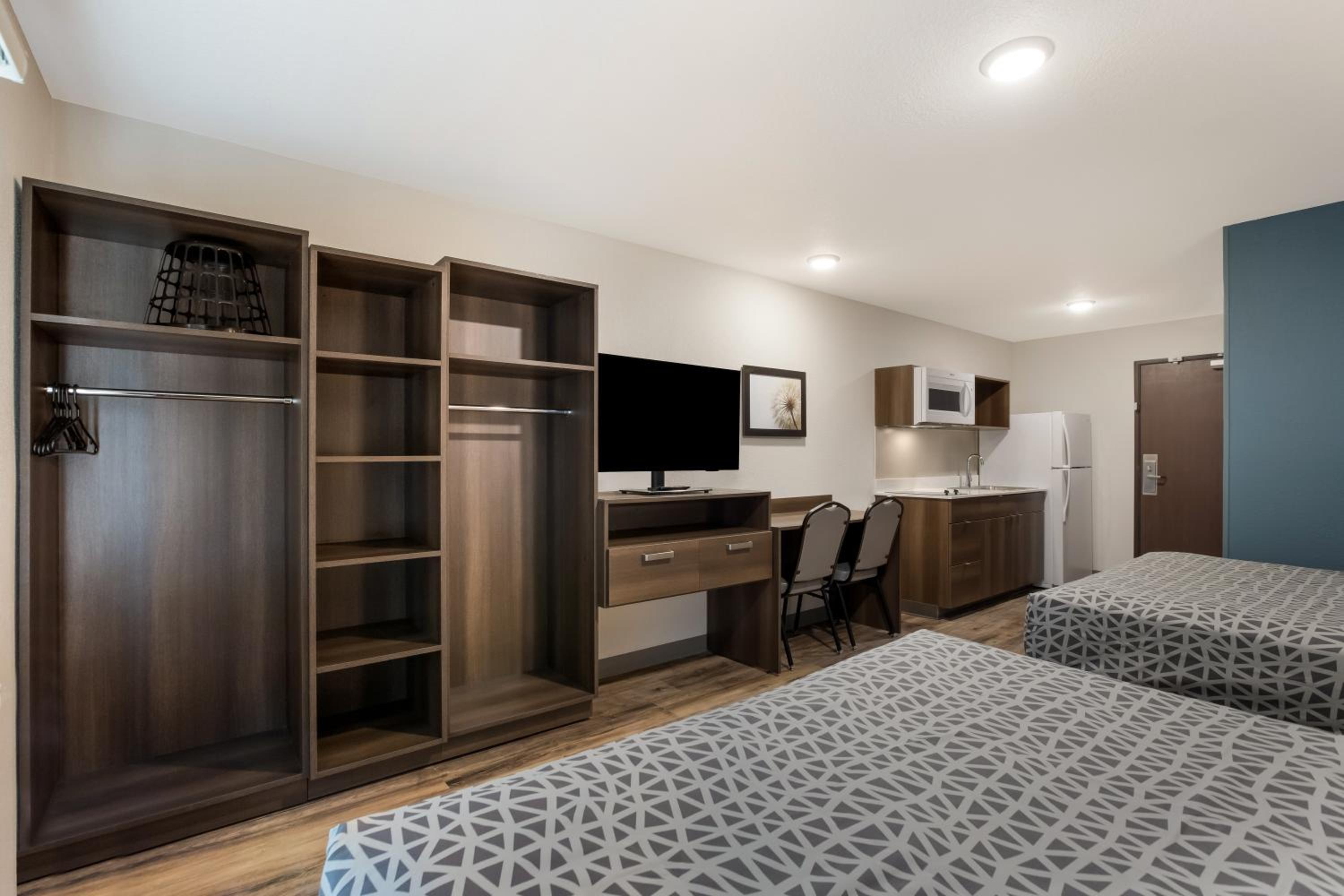 Queen Suite with Two Queen Beds - Non Smoking - Photo 3