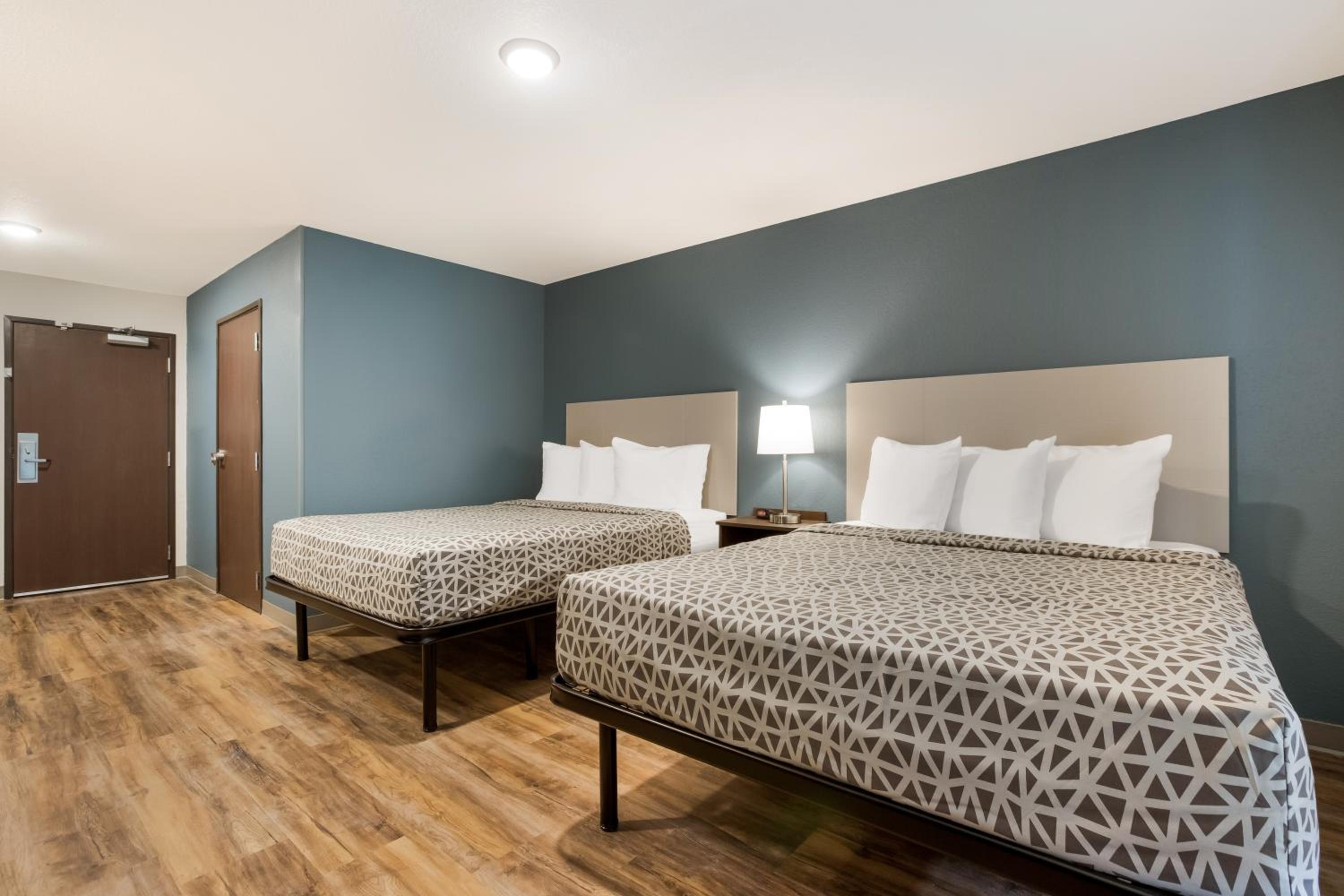 Queen Suite with Two Queen Beds and Tub - Disability Access/Non Smoking - Photo 6