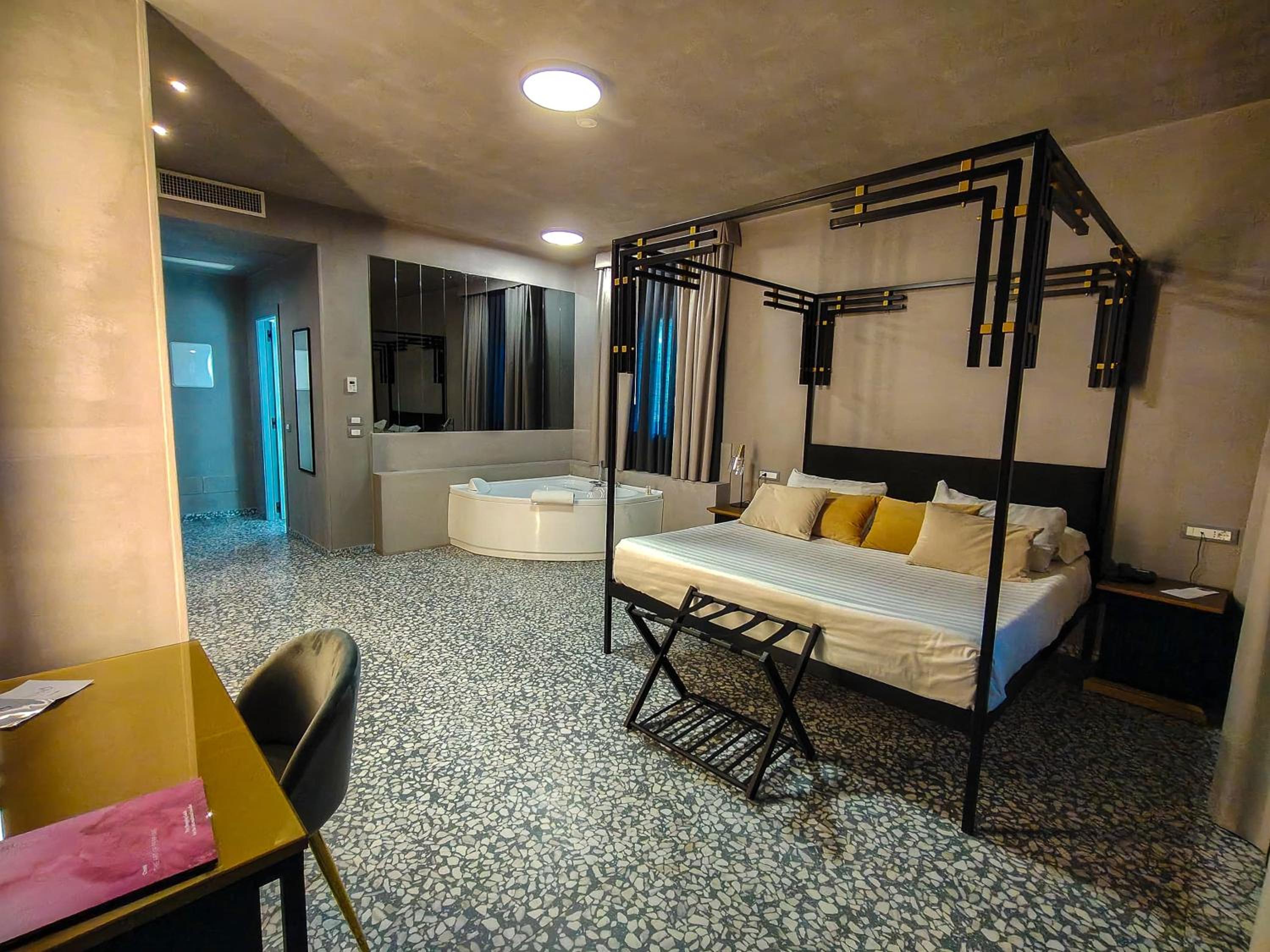Deluxe Double Room with Bath photo 1
