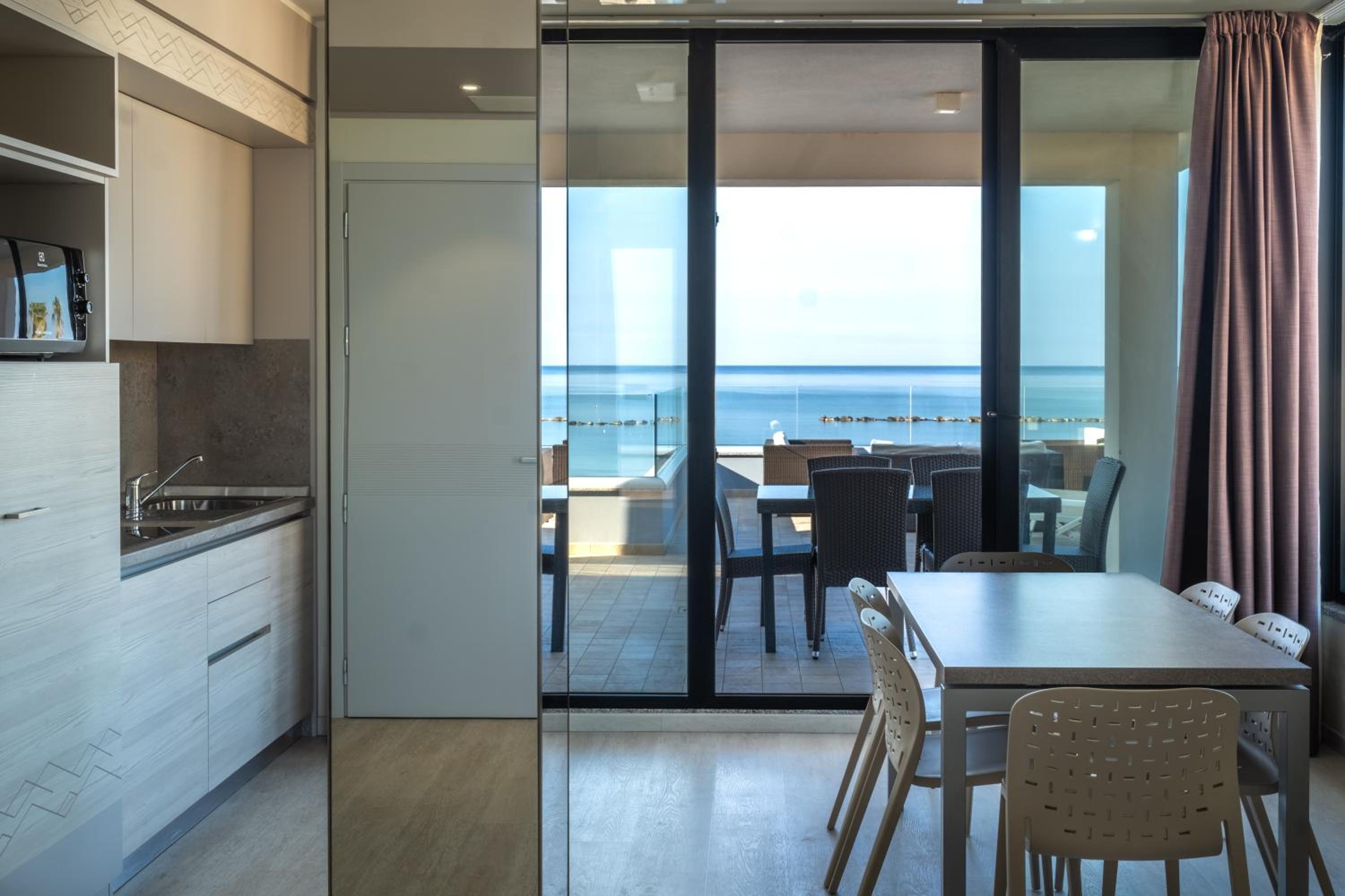 Superior Zwei-Zimmer-Apartment mit Terrasse und Meerblick