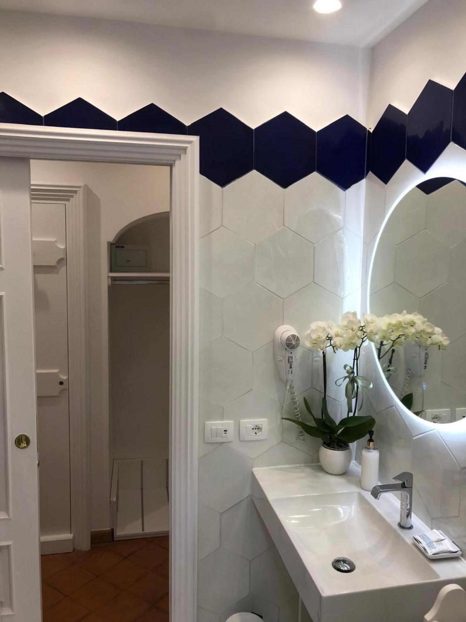 Junior Suite with Garden View - Photo 35